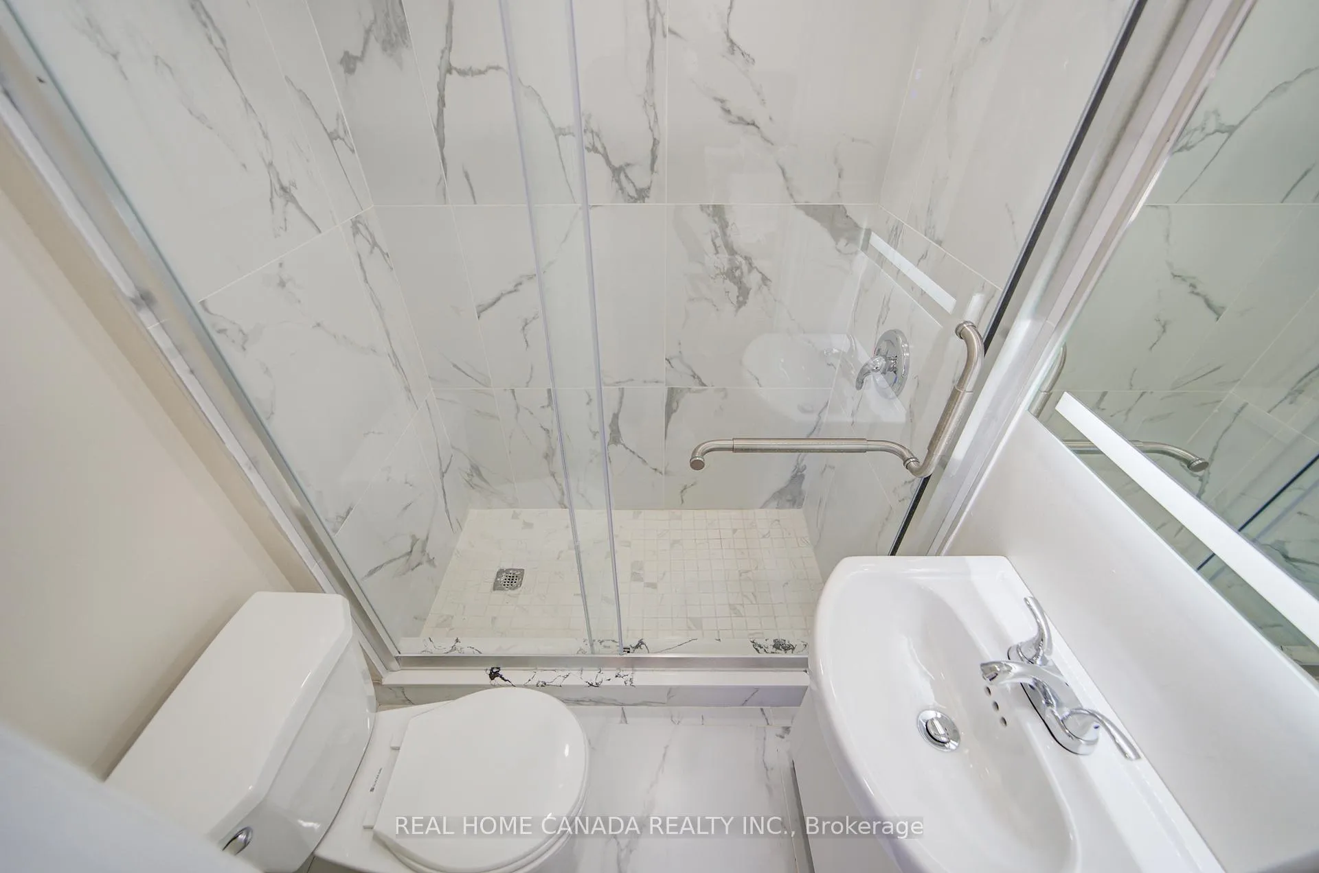 Photo 18 of 863 Derry Court, Oshawa, Vanier — HOMEH