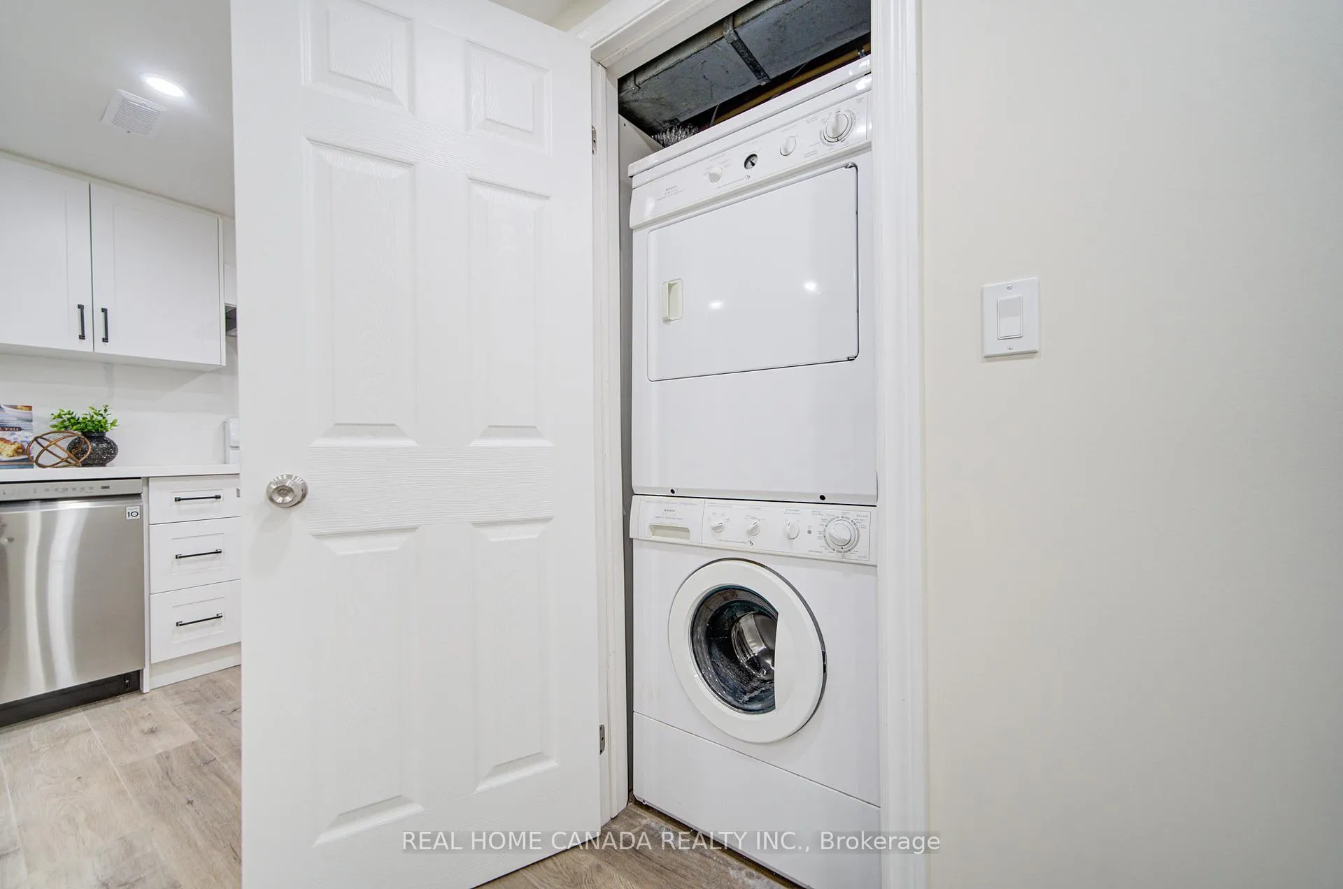 Photo 34 of 863 Derry Court, Oshawa, Vanier — HOMEH