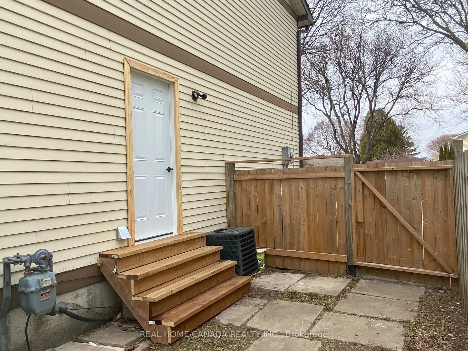 Photo 35 of 863 Derry Court, Oshawa, Vanier — HOMEH