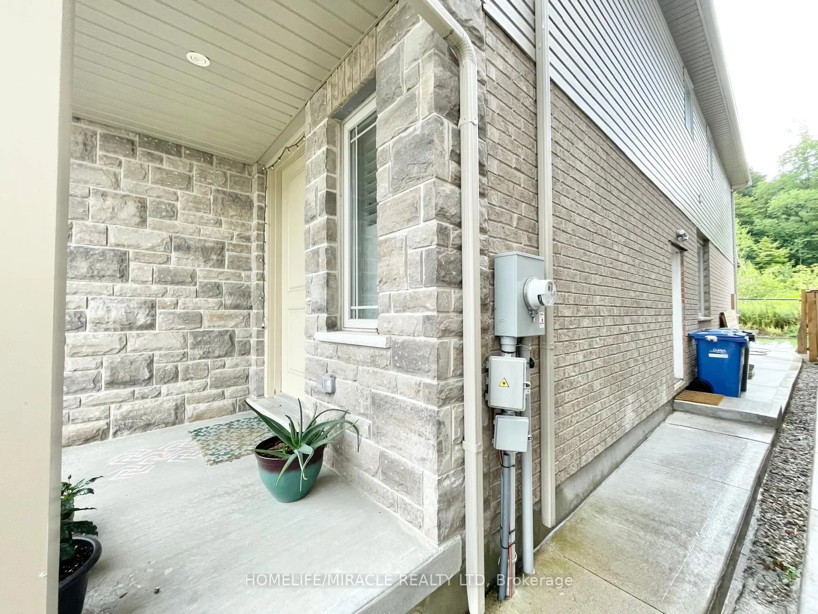 Photo 3 of Unit B, 98 Dallan Drive, Guelph, Pineridge/Westminster Woods — HOMEH