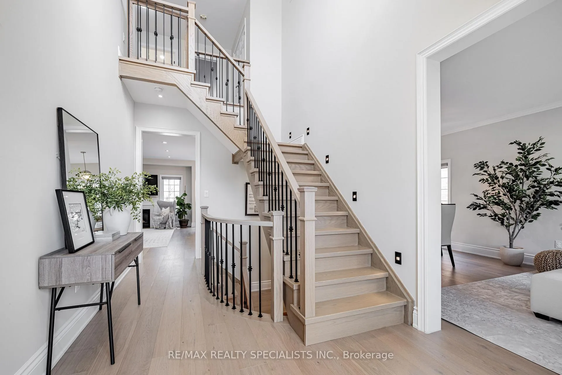 Photo 3 of 2532 Rebecca Street, Oakville, Bronte — HOMEH