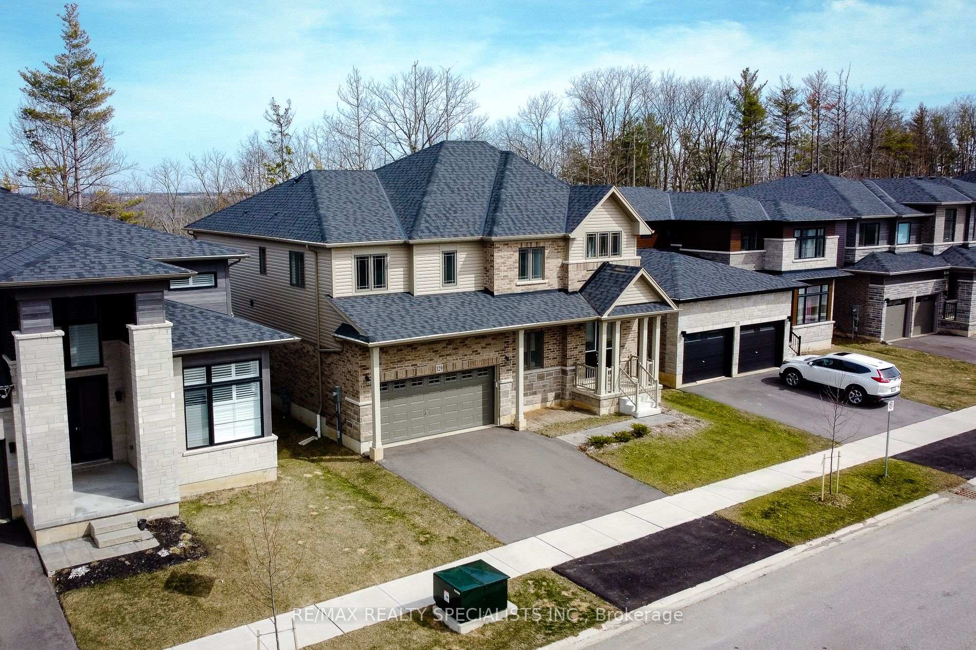 Photo 4 of 129 Court Drive, Brant, Paris — HOMEH