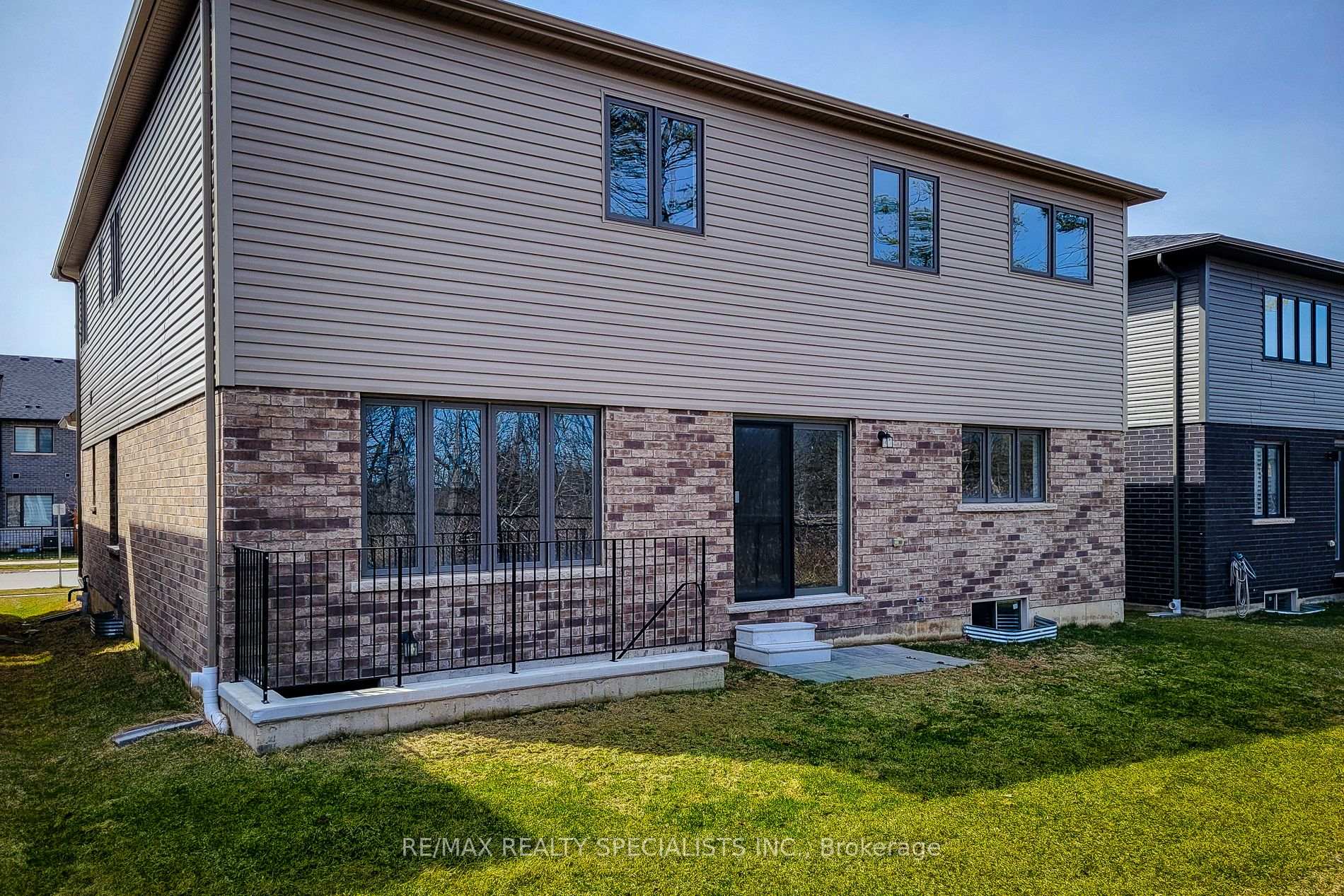 Photo 7 of 129 Court Drive, Brant, Paris — HOMEH