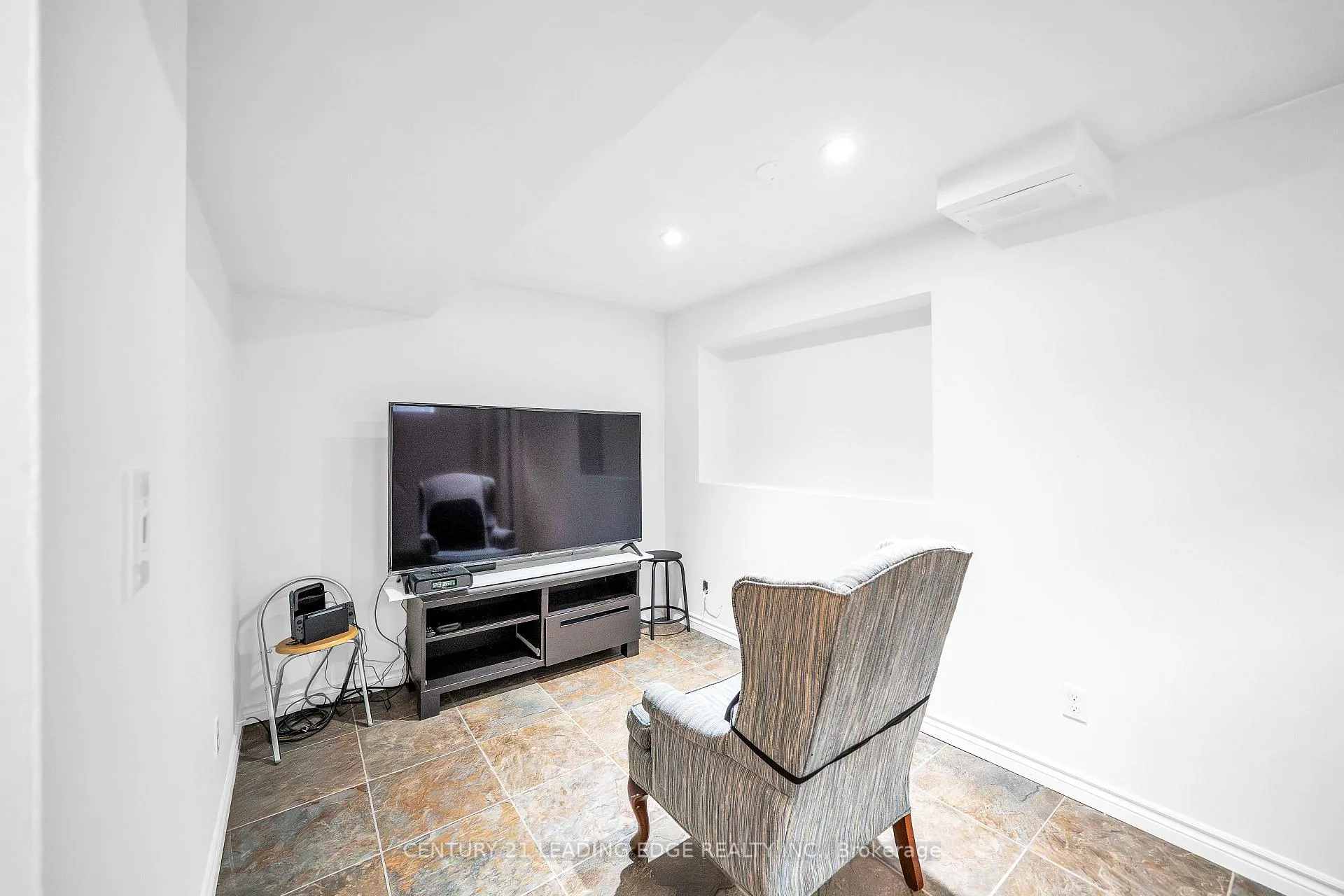 Photo 4 of 332 Swindells Street, Clarington, Bowmanville — HOMEH