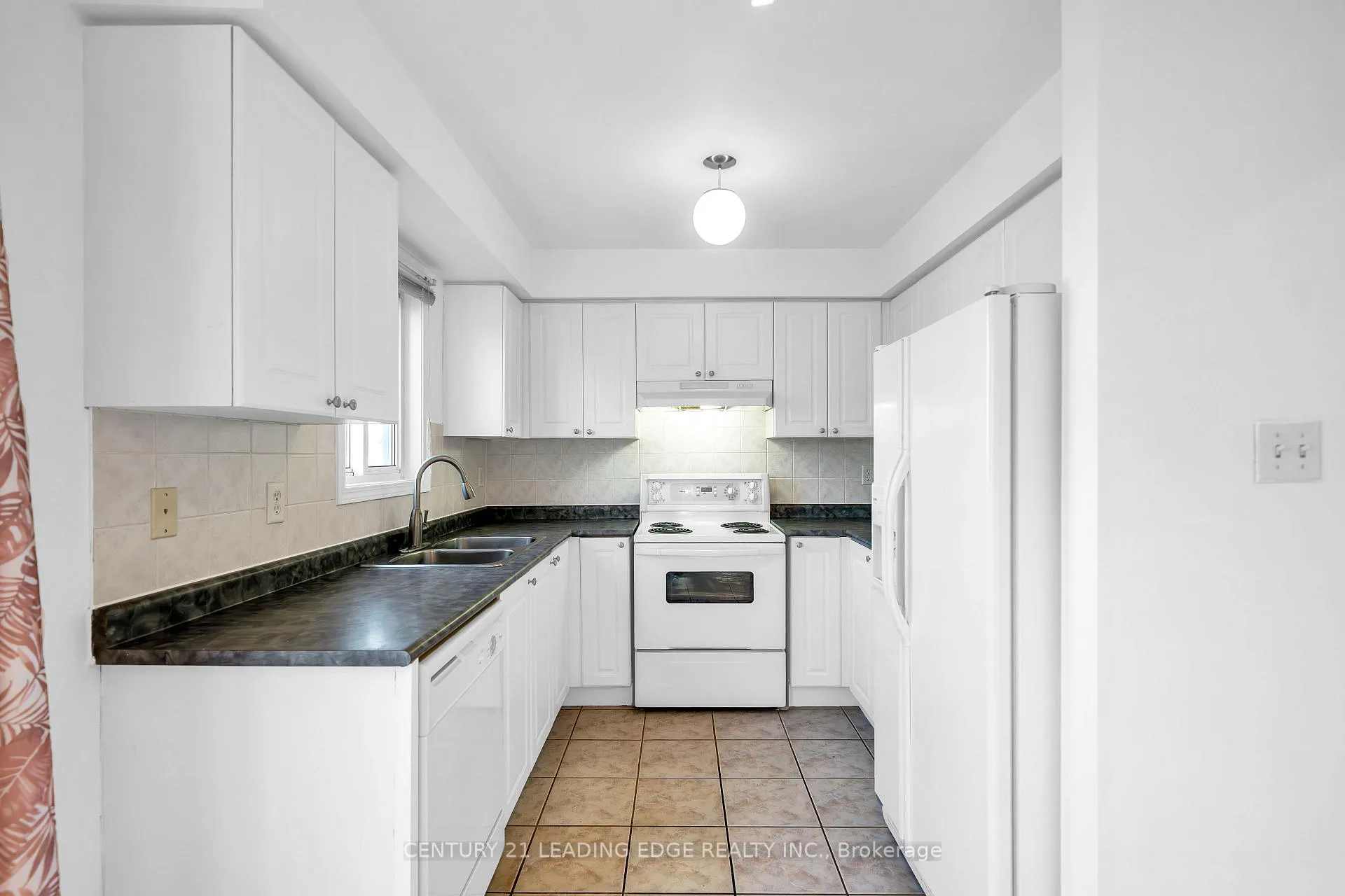 Photo 10 of 332 Swindells Street, Clarington, Bowmanville — HOMEH