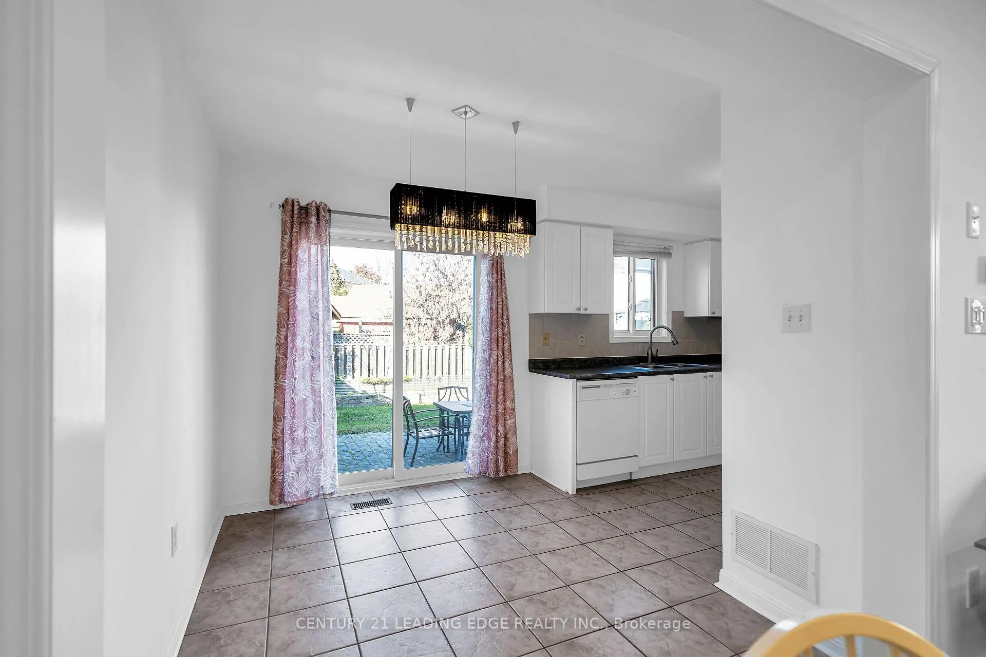 Photo 11 of 332 Swindells Street, Clarington, Bowmanville — HOMEH
