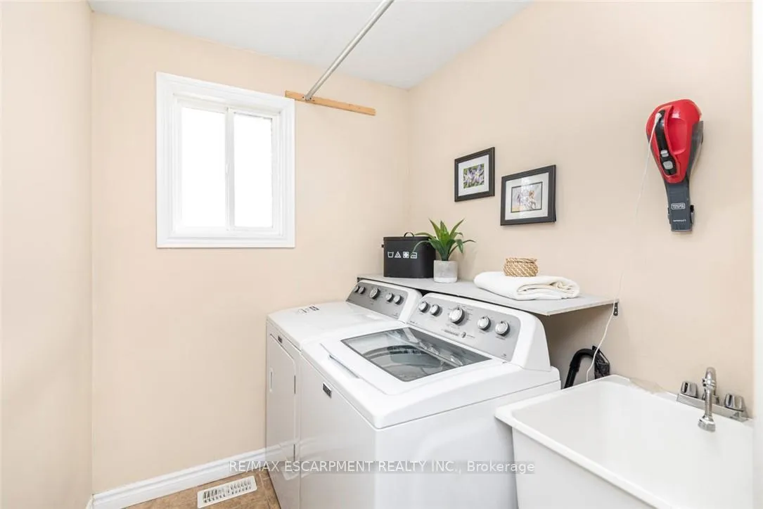 Photo 25 of 18 Hudson Drive N, Haldimand — HOMEH