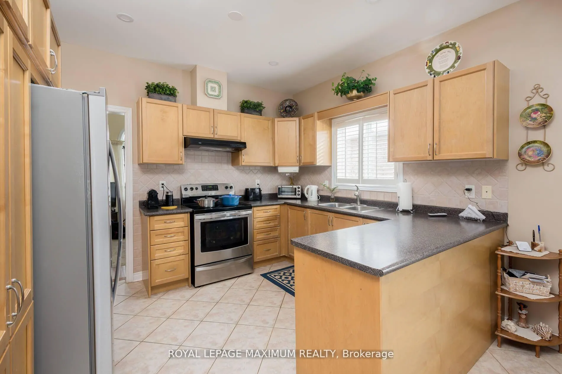 Photo 9 of 130 Regency View Heights, Vaughan, Rural Vaughan — HOMEH