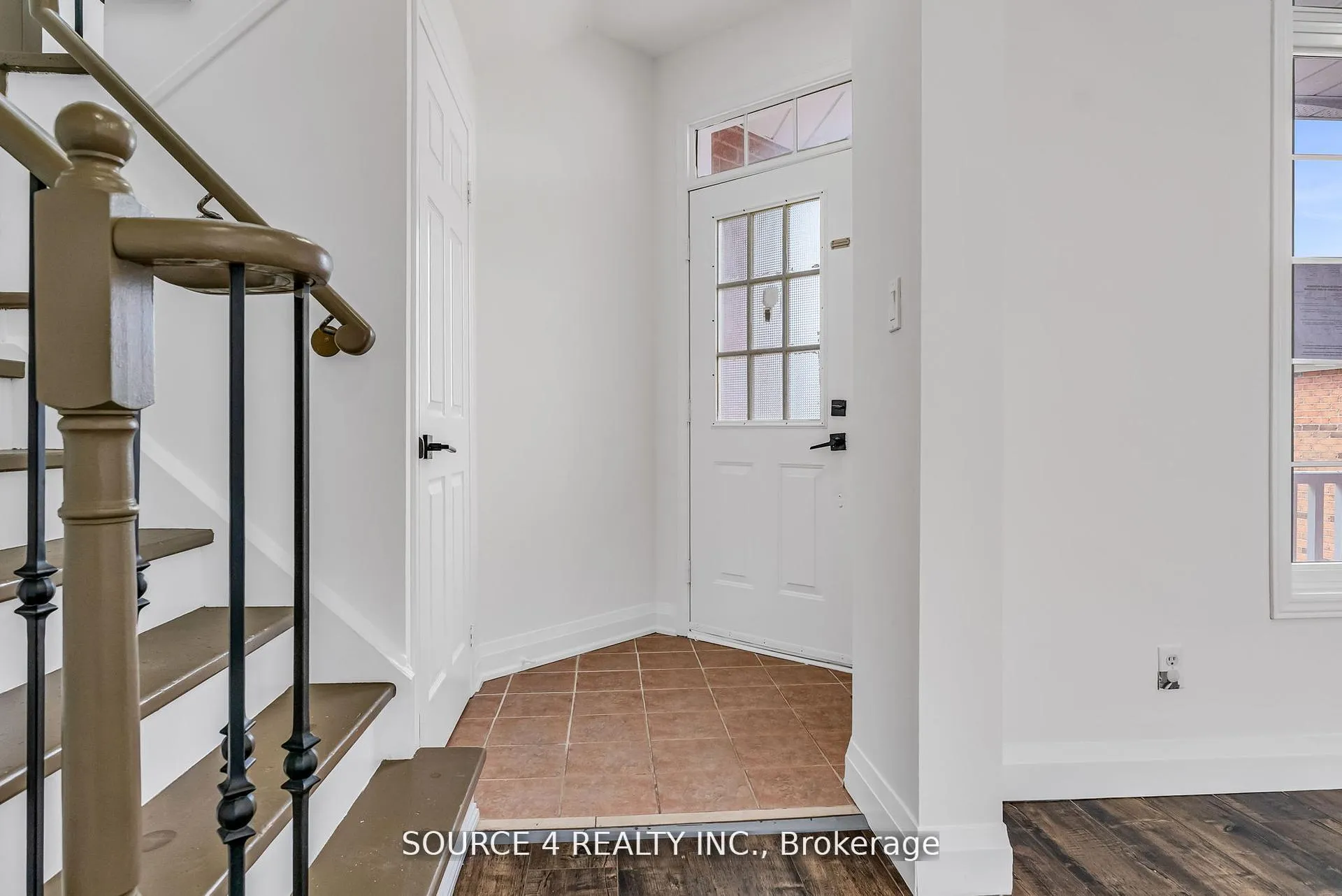 Photo 3 of 1030 Timberland Crescent, Oshawa, Pinecrest — HOMEH
