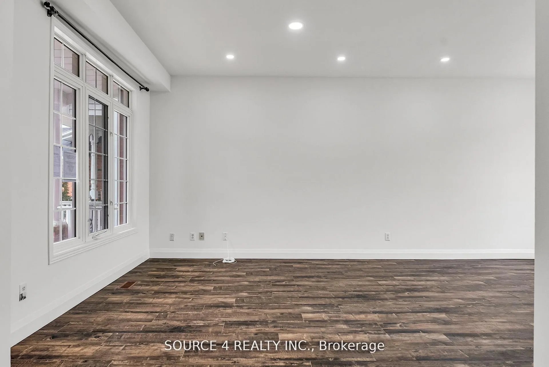 Photo 4 of 1030 Timberland Crescent, Oshawa, Pinecrest — HOMEH