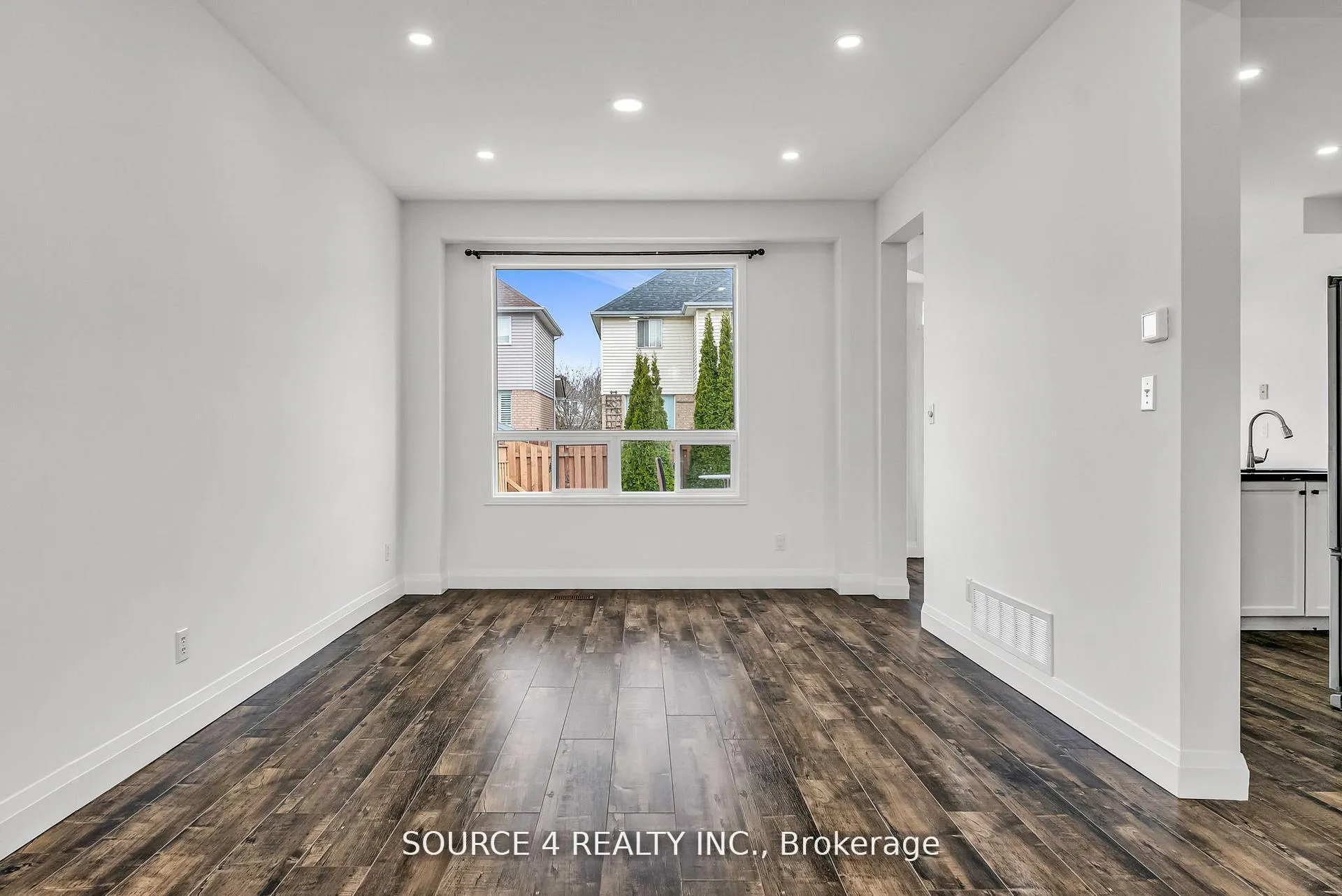 Photo 5 of 1030 Timberland Crescent, Oshawa, Pinecrest — HOMEH
