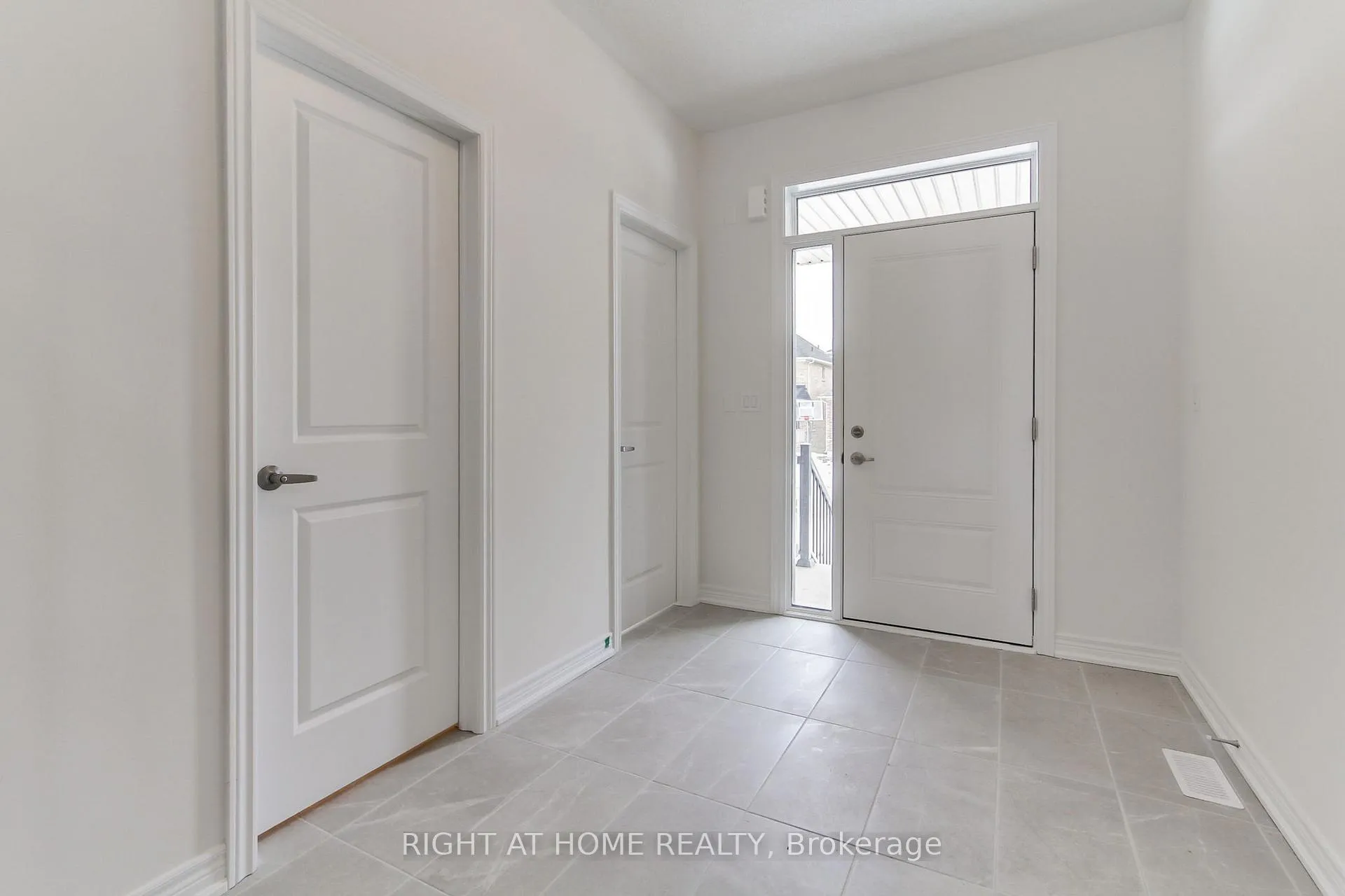 Photo 2 of 1380 Davis Loop, Innisfil, Lefroy — HOMEH