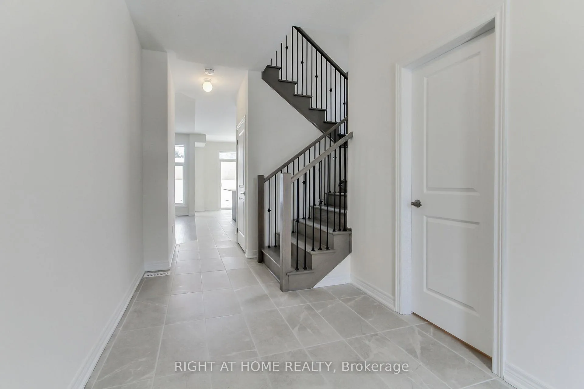 Photo 4 of 1380 Davis Loop, Innisfil, Lefroy — HOMEH