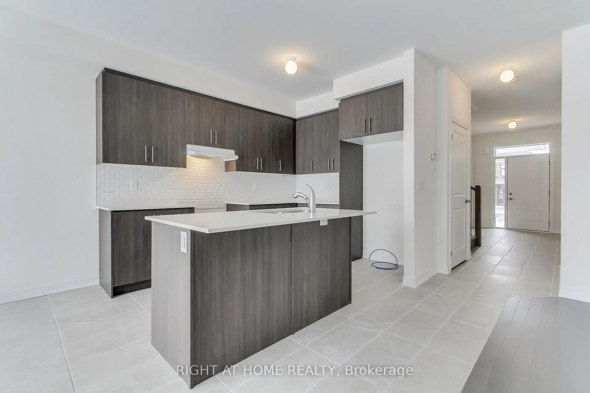 Photo 5 of 1380 Davis Loop, Innisfil, Lefroy — HOMEH