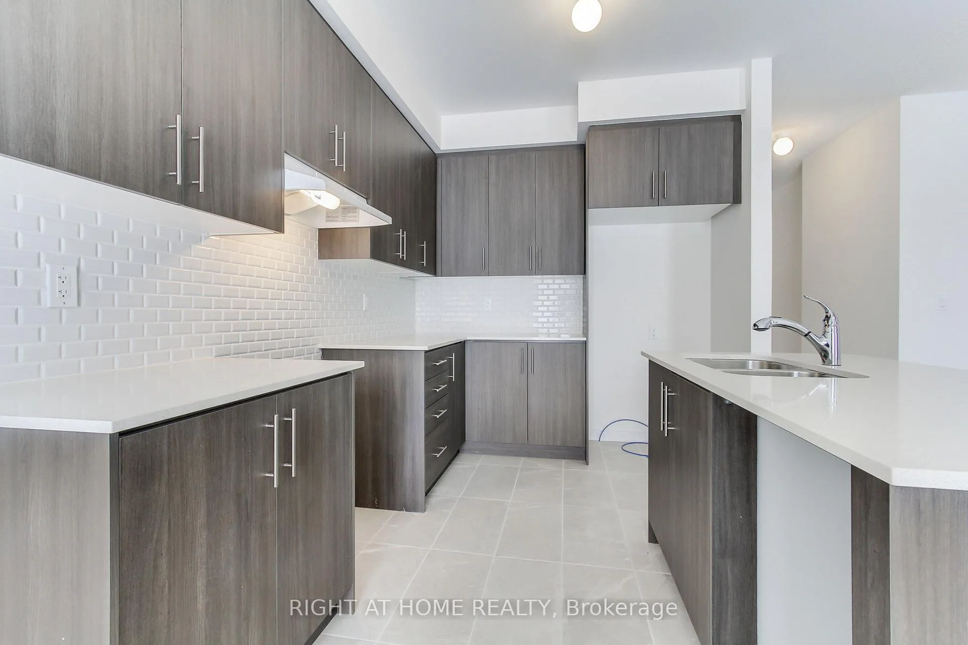 Photo 6 of 1380 Davis Loop, Innisfil, Lefroy — HOMEH