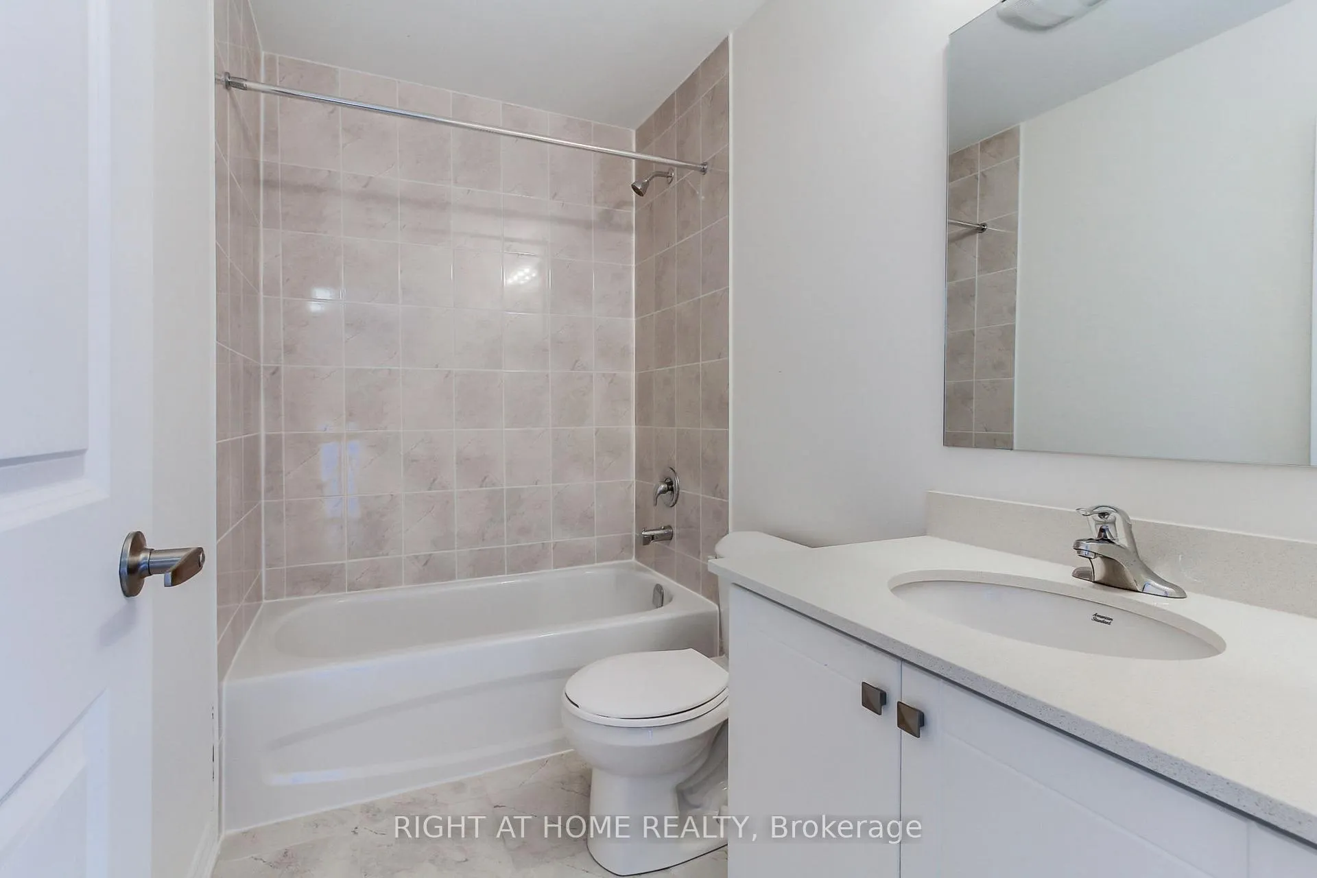 Photo 21 of 1380 Davis Loop, Innisfil, Lefroy — HOMEH