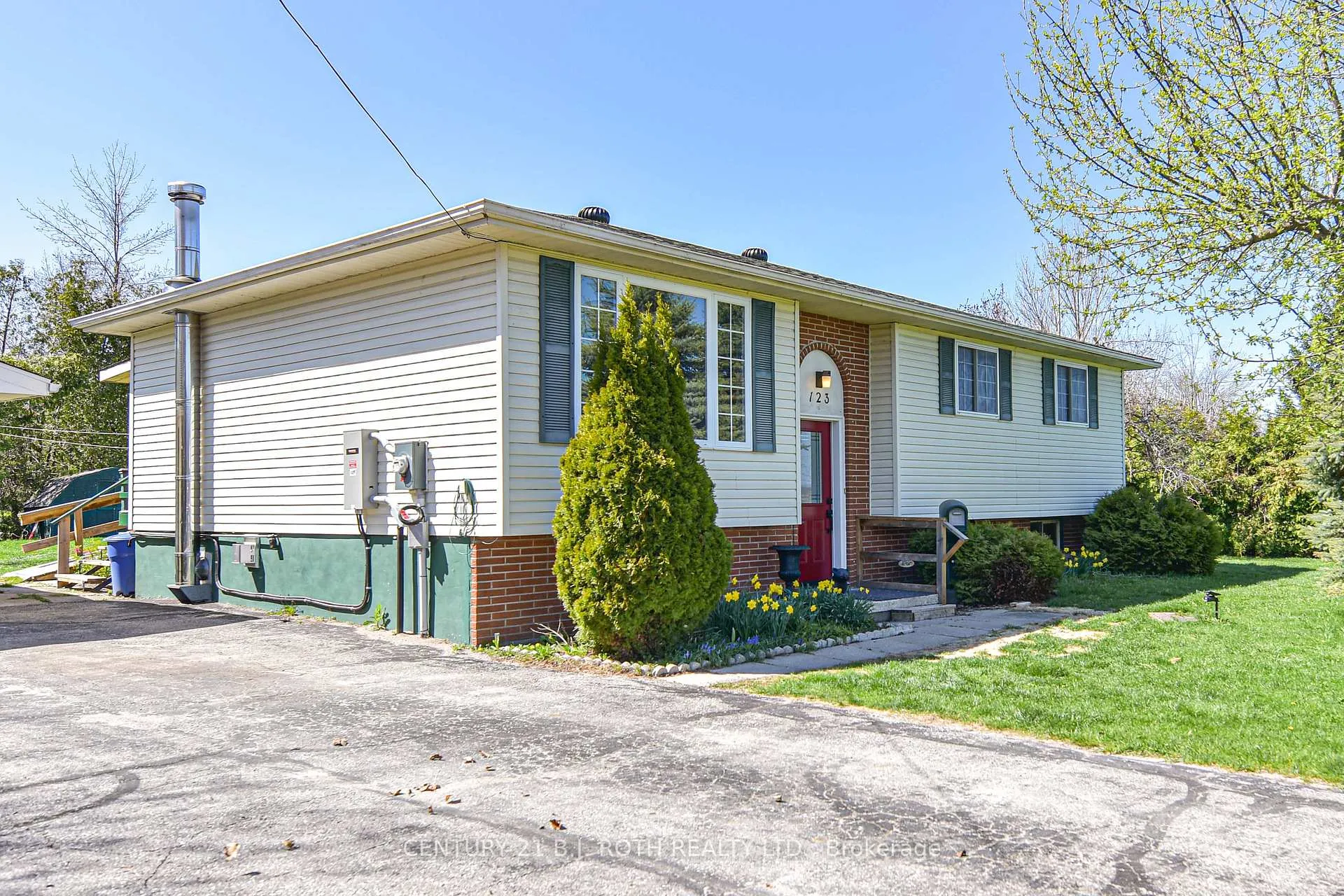 Photo 2 of 123 Wellington Street, Ramara, Atherley — HOMEH