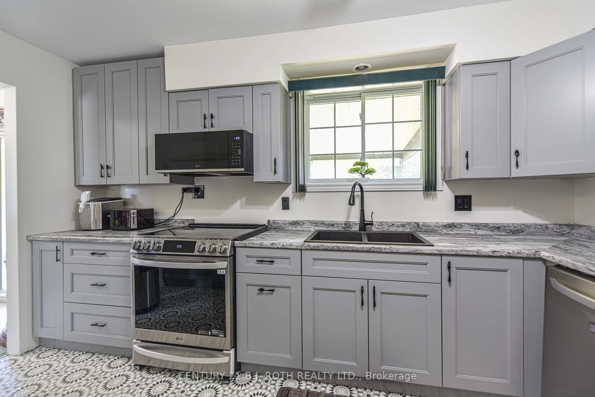 Photo 8 of 123 Wellington Street, Ramara, Atherley — HOMEH