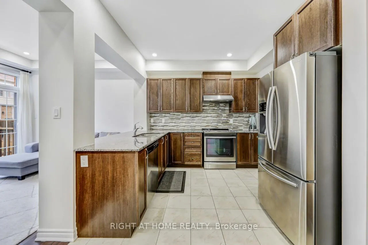 Photo 8 of 30 Farooq Boulevard, Vaughan, Vellore Village — HOMEH