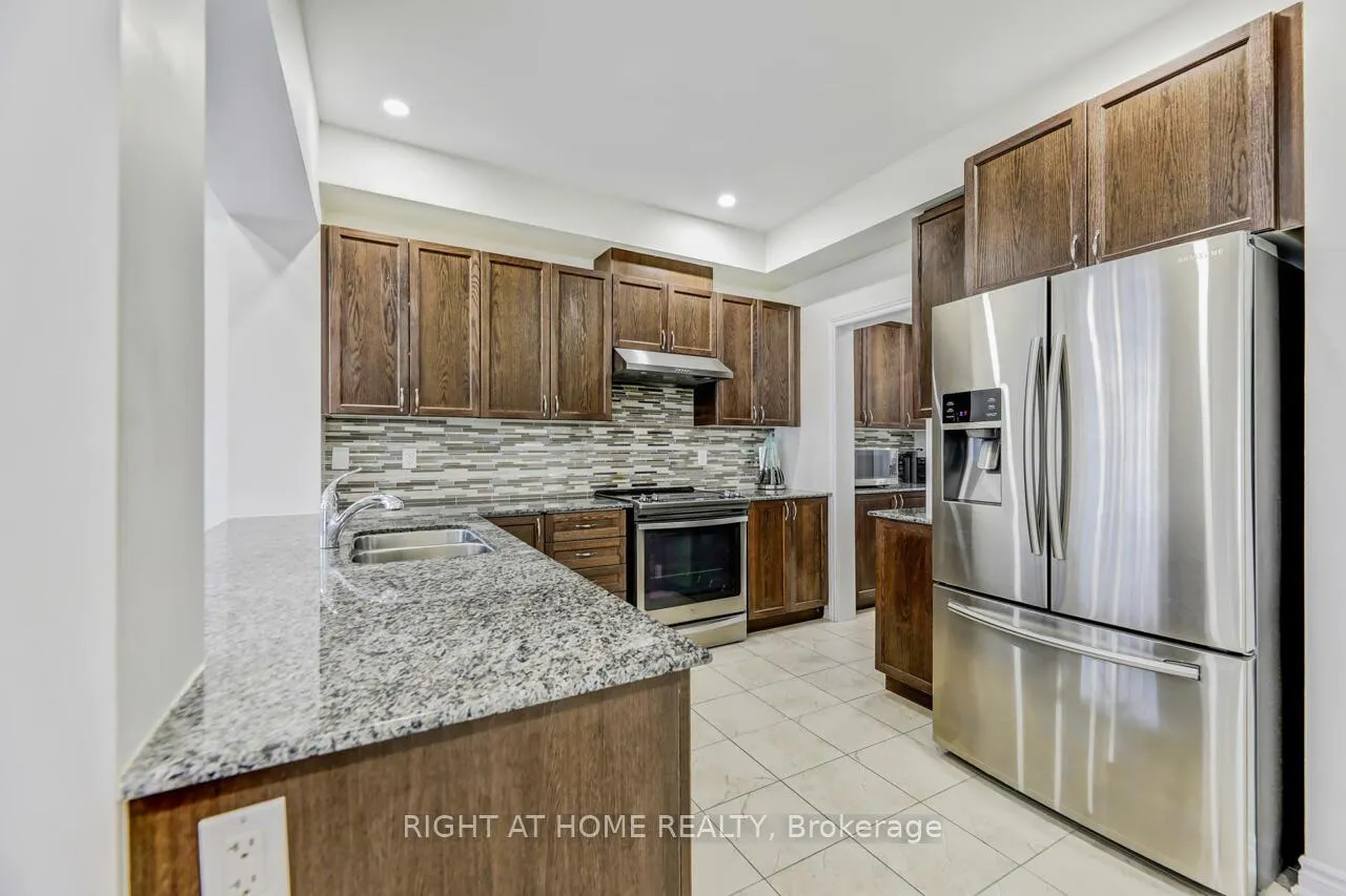 Photo 10 of 30 Farooq Boulevard, Vaughan, Vellore Village — HOMEH
