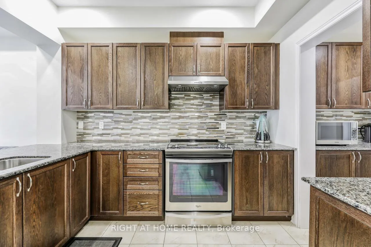 Photo 11 of 30 Farooq Boulevard, Vaughan, Vellore Village — HOMEH