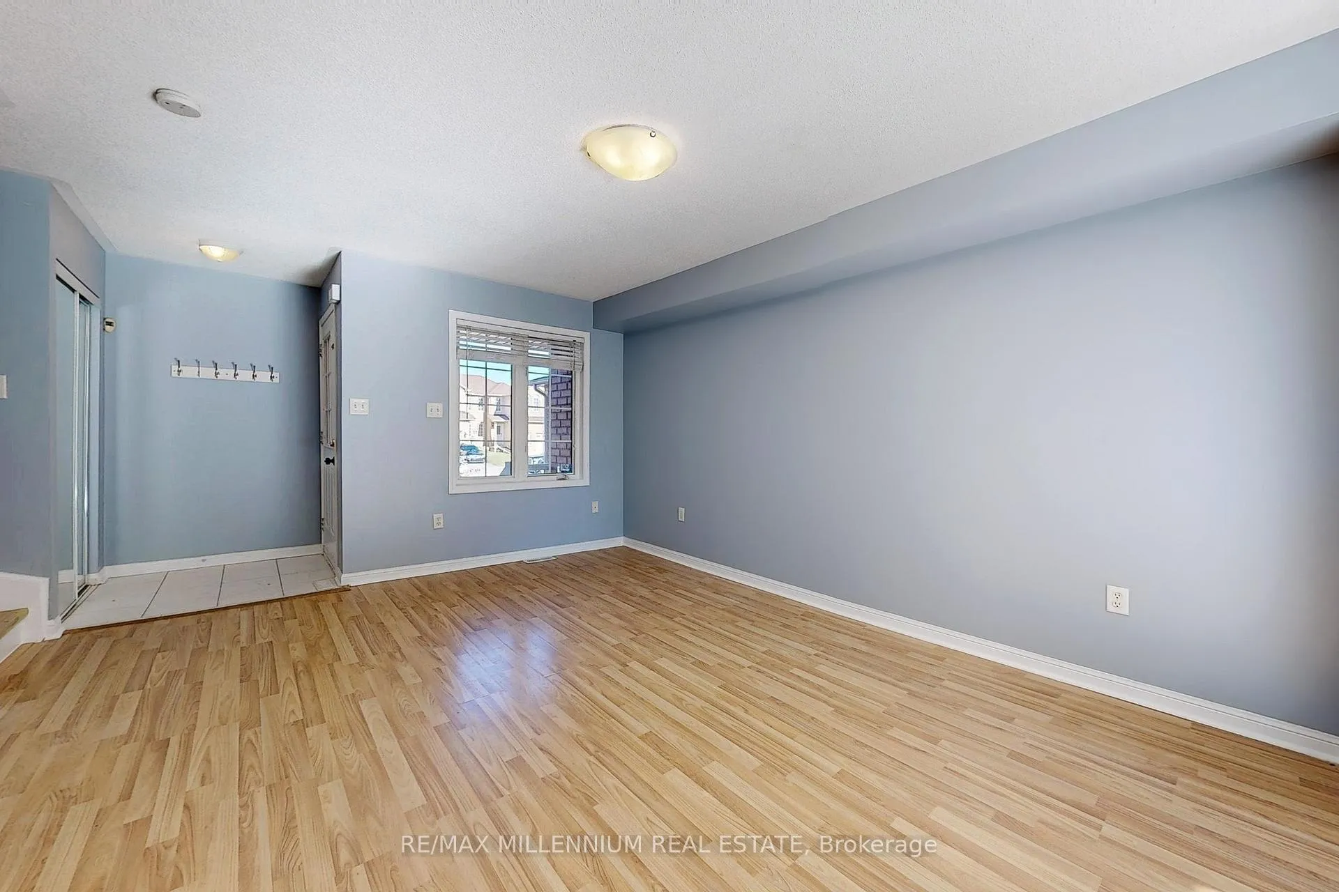 Photo 6 of 20 Coleman Drive, Barrie, 400 West — HOMEH