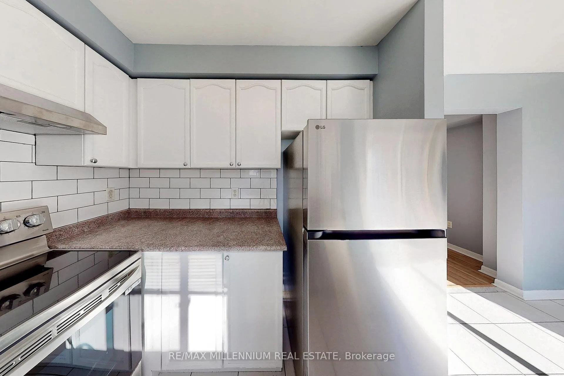 Photo 8 of 20 Coleman Drive, Barrie, 400 West — HOMEH