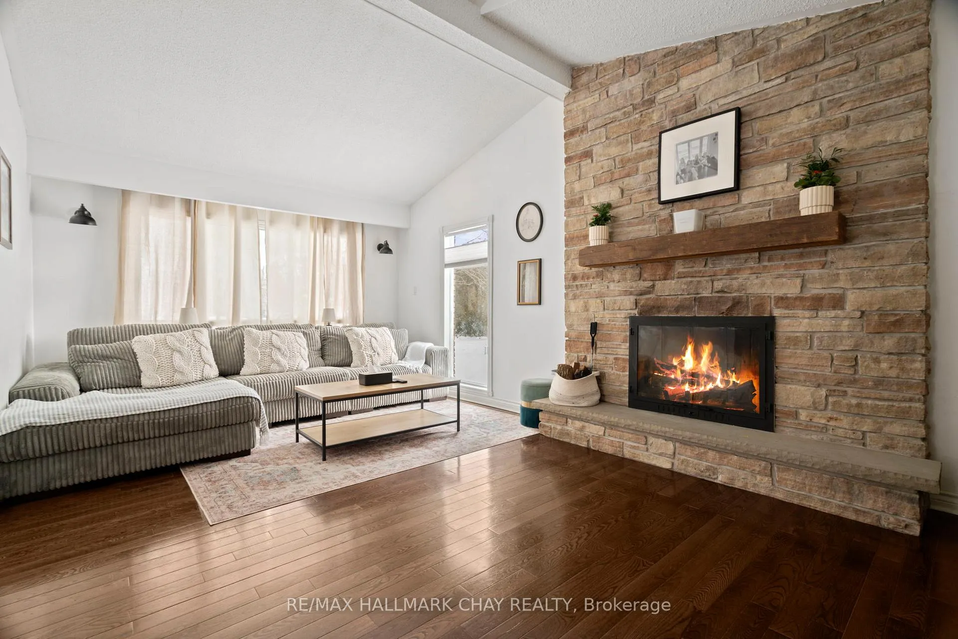 Photo 7 of 2 Maplecrest Road, Springwater, Midhurst — HOMEH