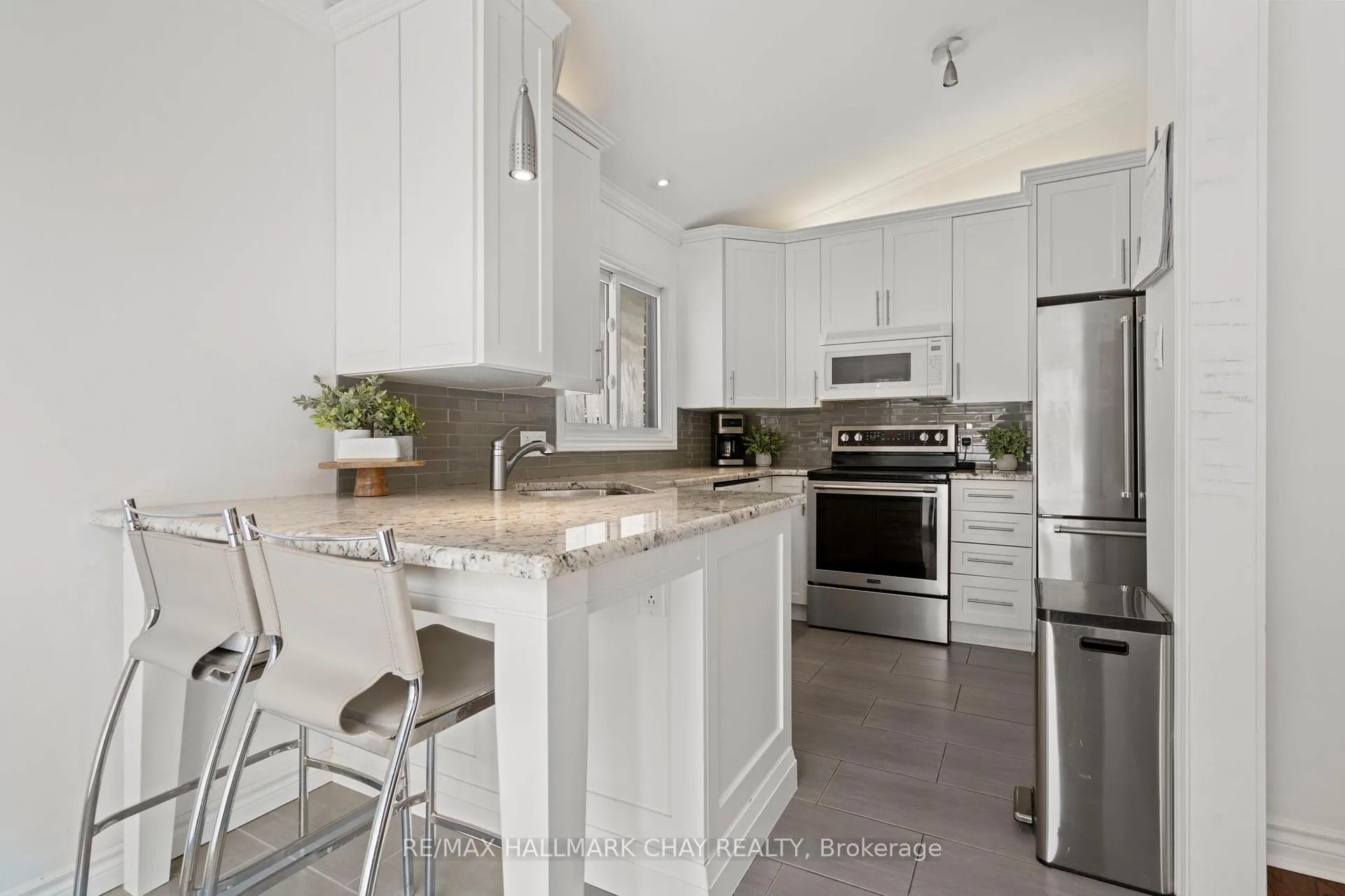 Photo 12 of 2 Maplecrest Road, Springwater, Midhurst — HOMEH