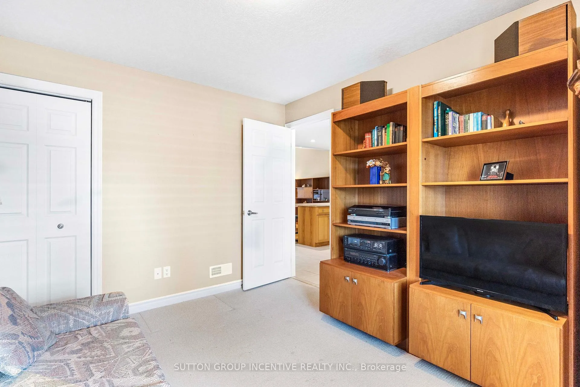 Photo 10 of 111 Meadow Lane, Wasaga Beach — HOMEH