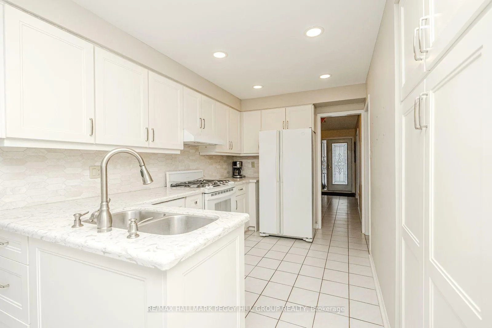 Photo 4 of 39 Grasett Crescent, Barrie, West Bayfield — HOMEH