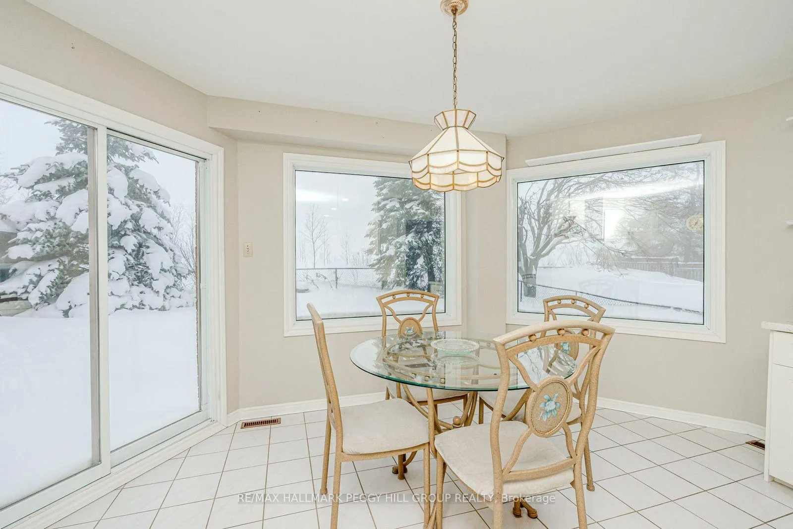 Photo 5 of 39 Grasett Crescent, Barrie, West Bayfield — HOMEH