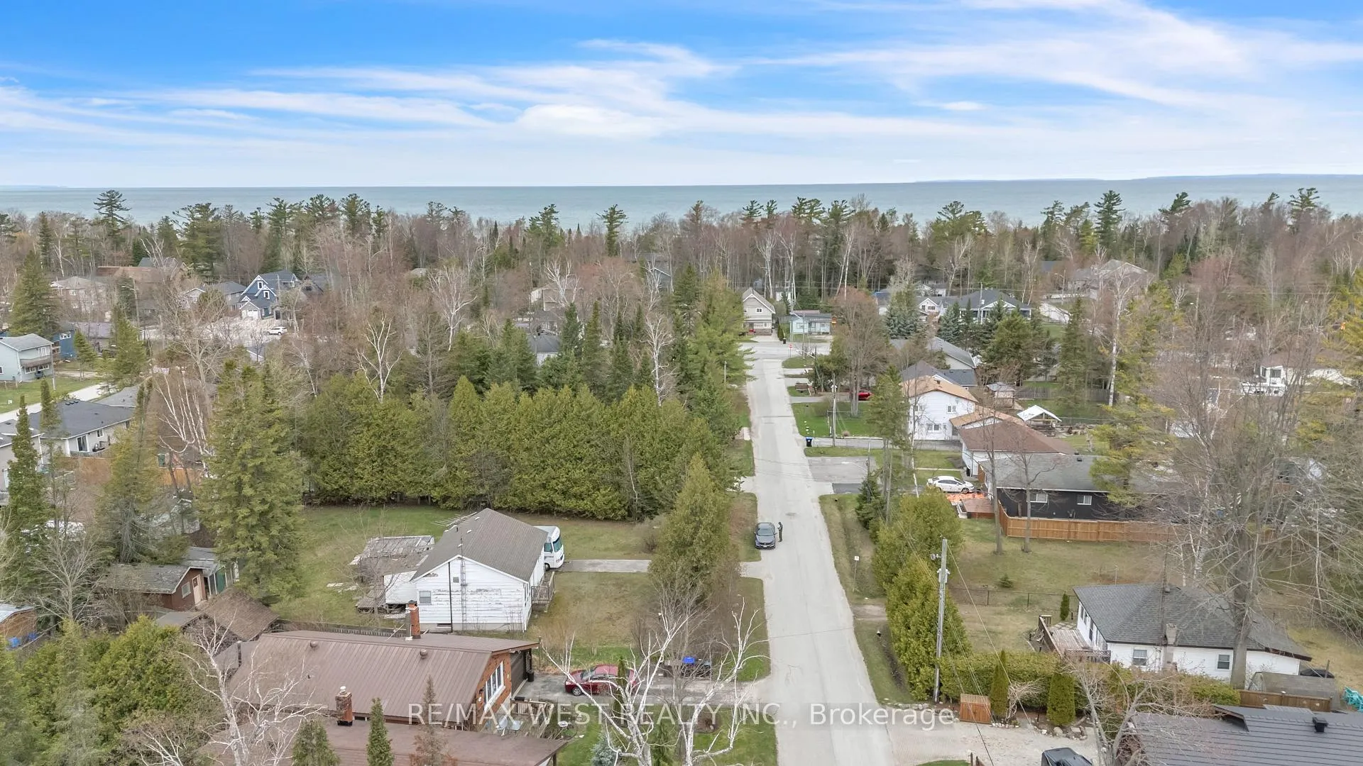 Photo 6 of 32 59th Street S, Wasaga Beach — HOMEH