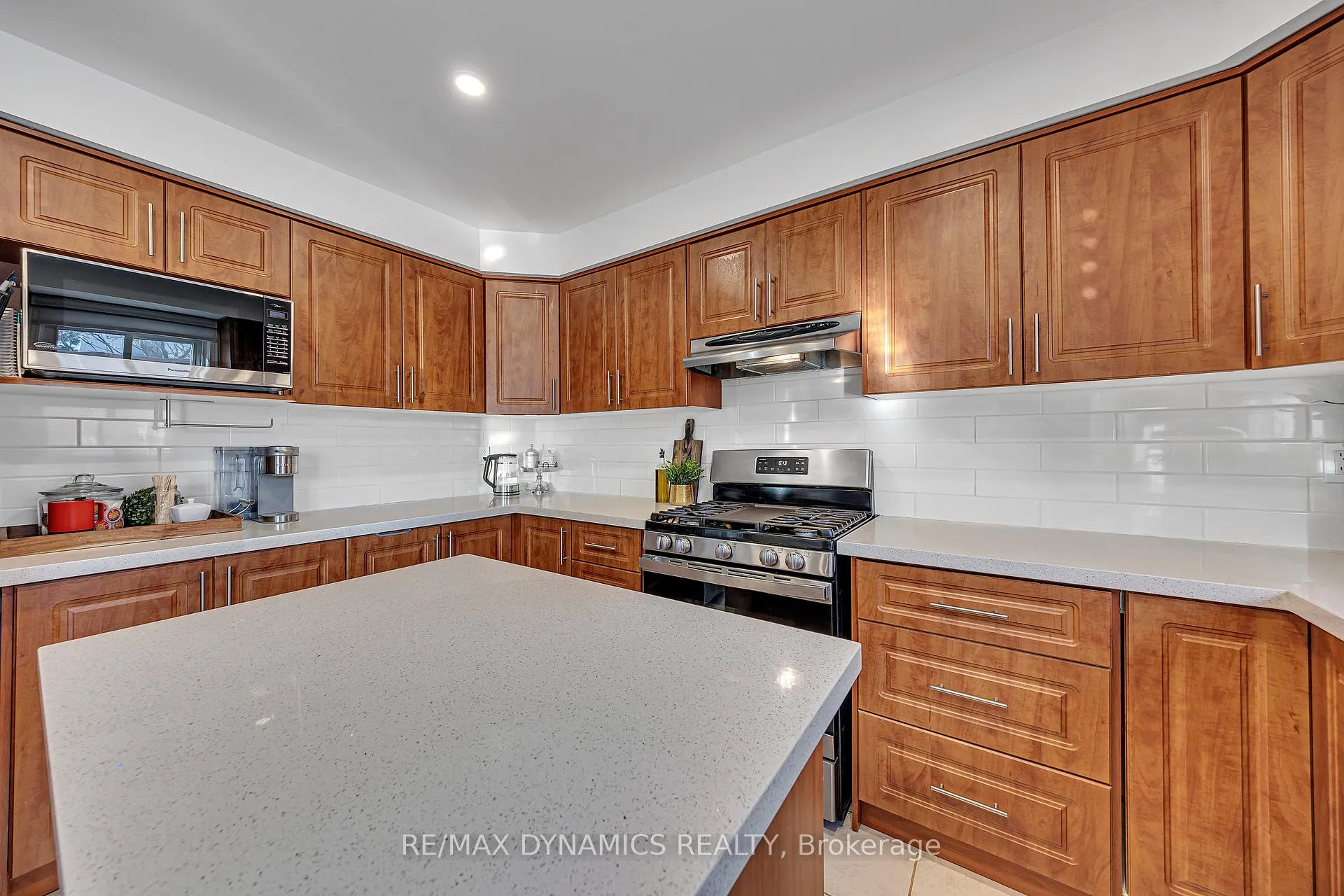 Photo 15 of 997 Sandcliff Drive, Oshawa, Pinecrest — HOMEH