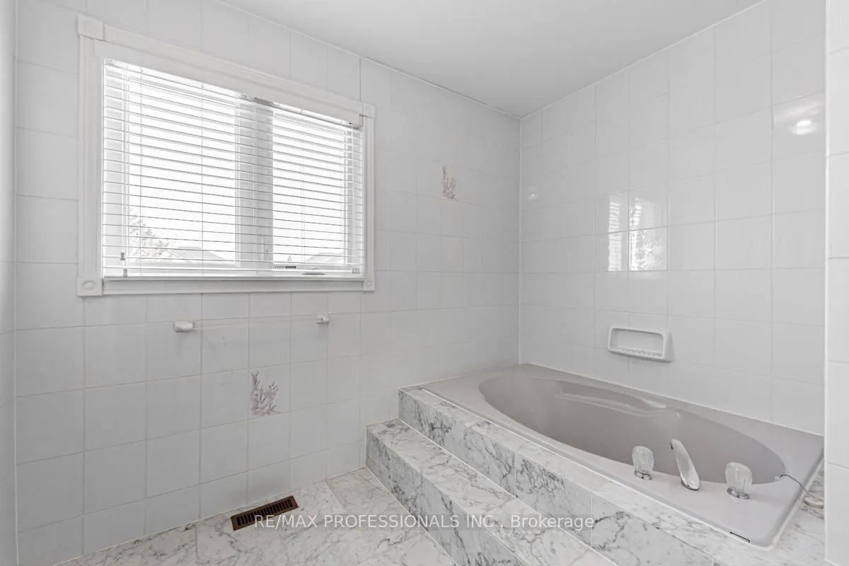 Photo 27 of 248 Conti Crescent, Vaughan, East Woodbridge — HOMEH