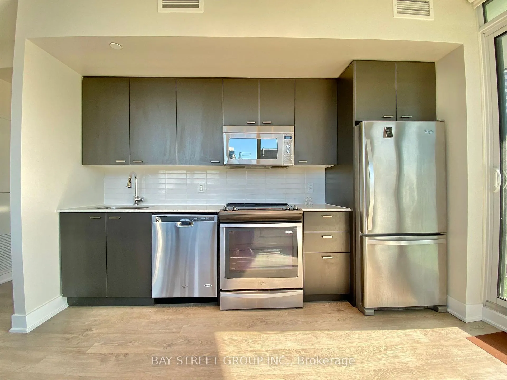 Photo 7 of Unit 1405, 30 Roehampton Avenue, Toronto, Mount Pleasant West — HOMEH