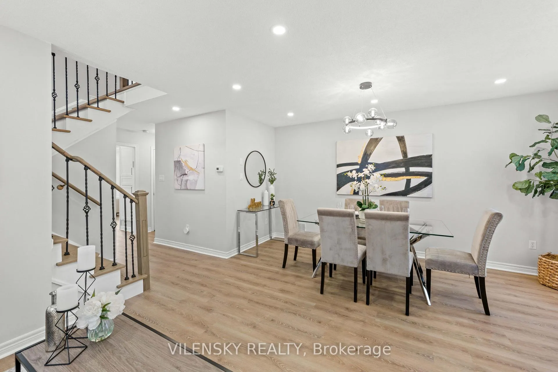 Photo 3 of 55 Queensbridge Drive, Vaughan, Patterson — HOMEH