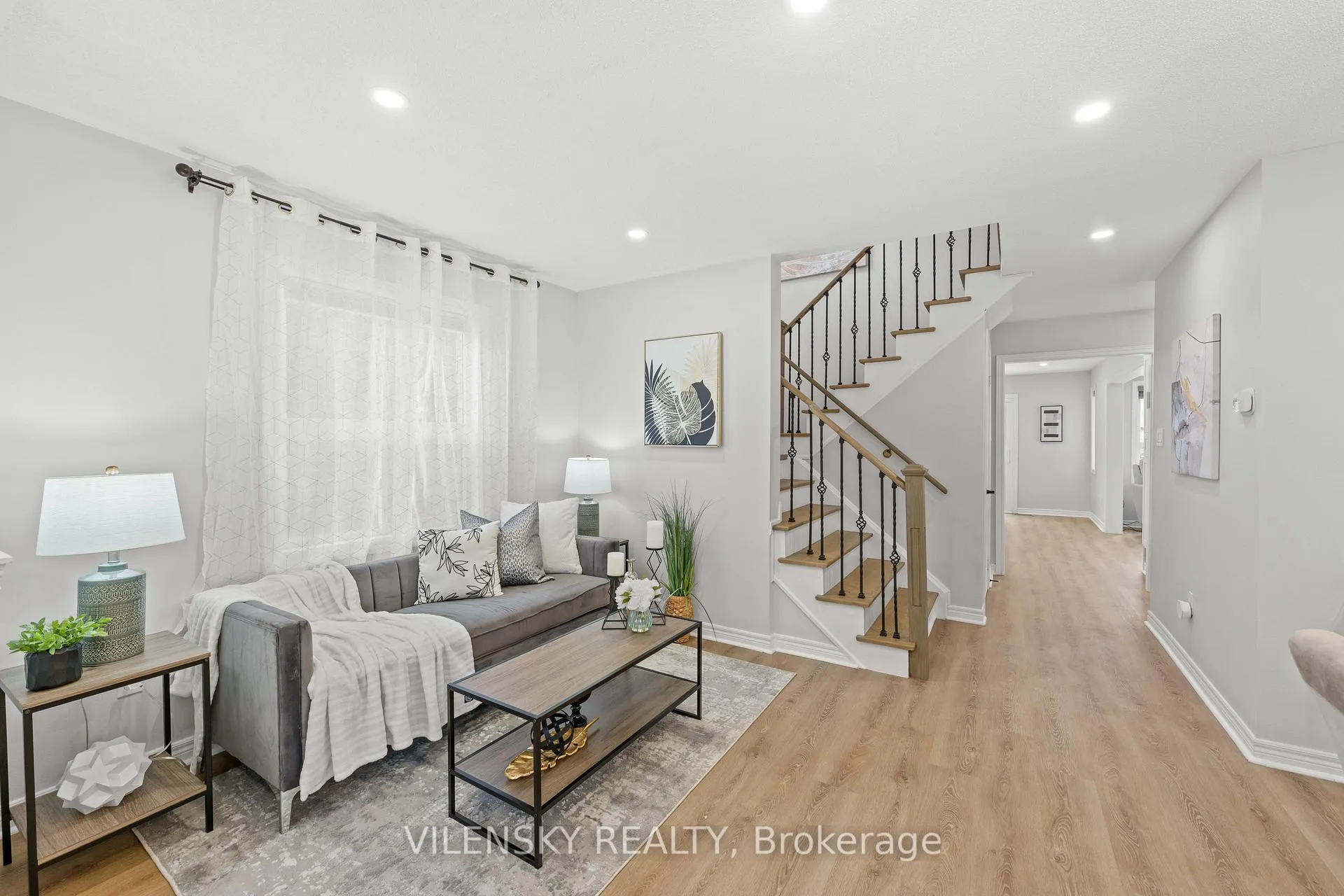 Photo 4 of 55 Queensbridge Drive, Vaughan, Patterson — HOMEH
