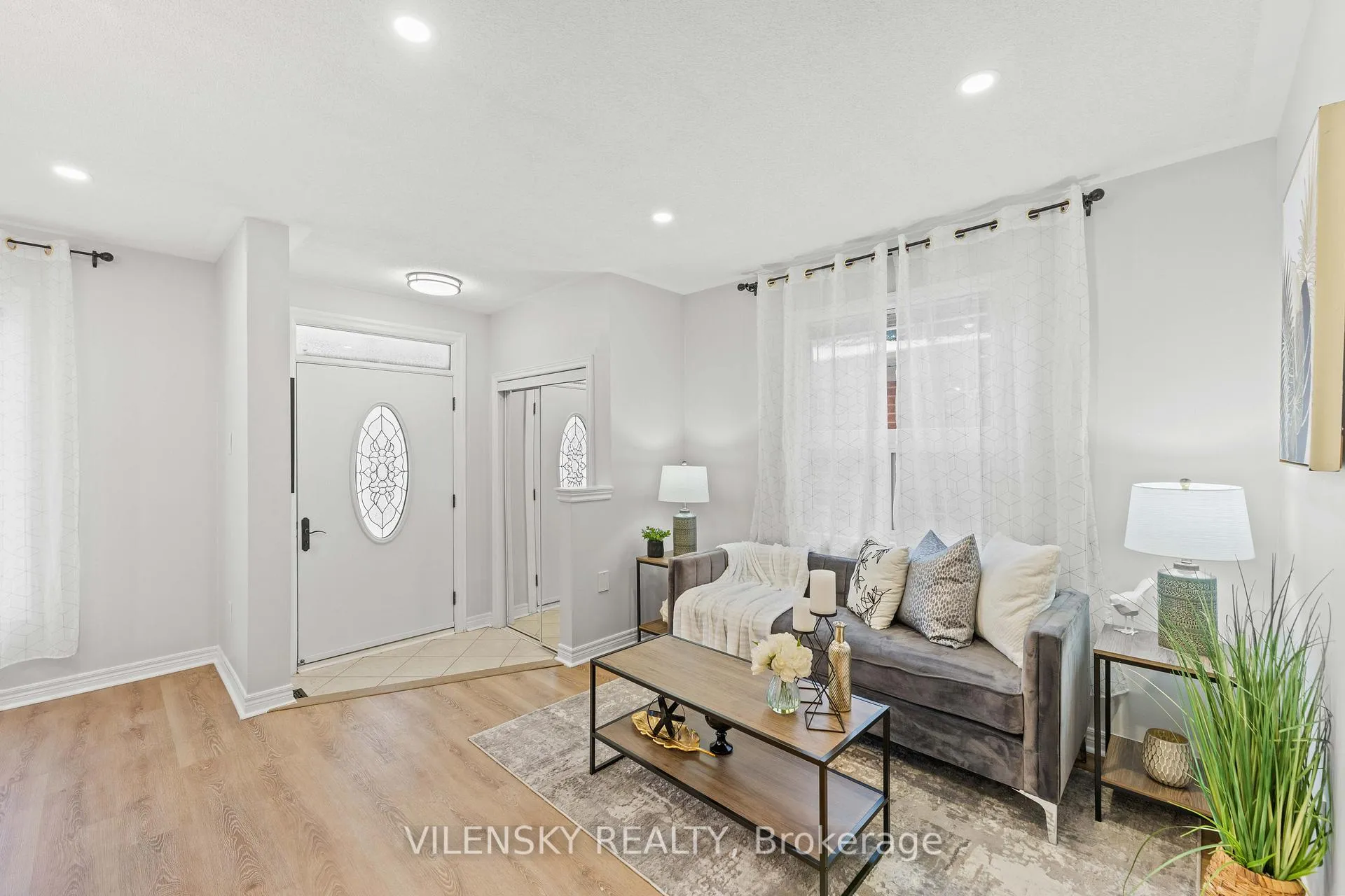 Photo 5 of 55 Queensbridge Drive, Vaughan, Patterson — HOMEH