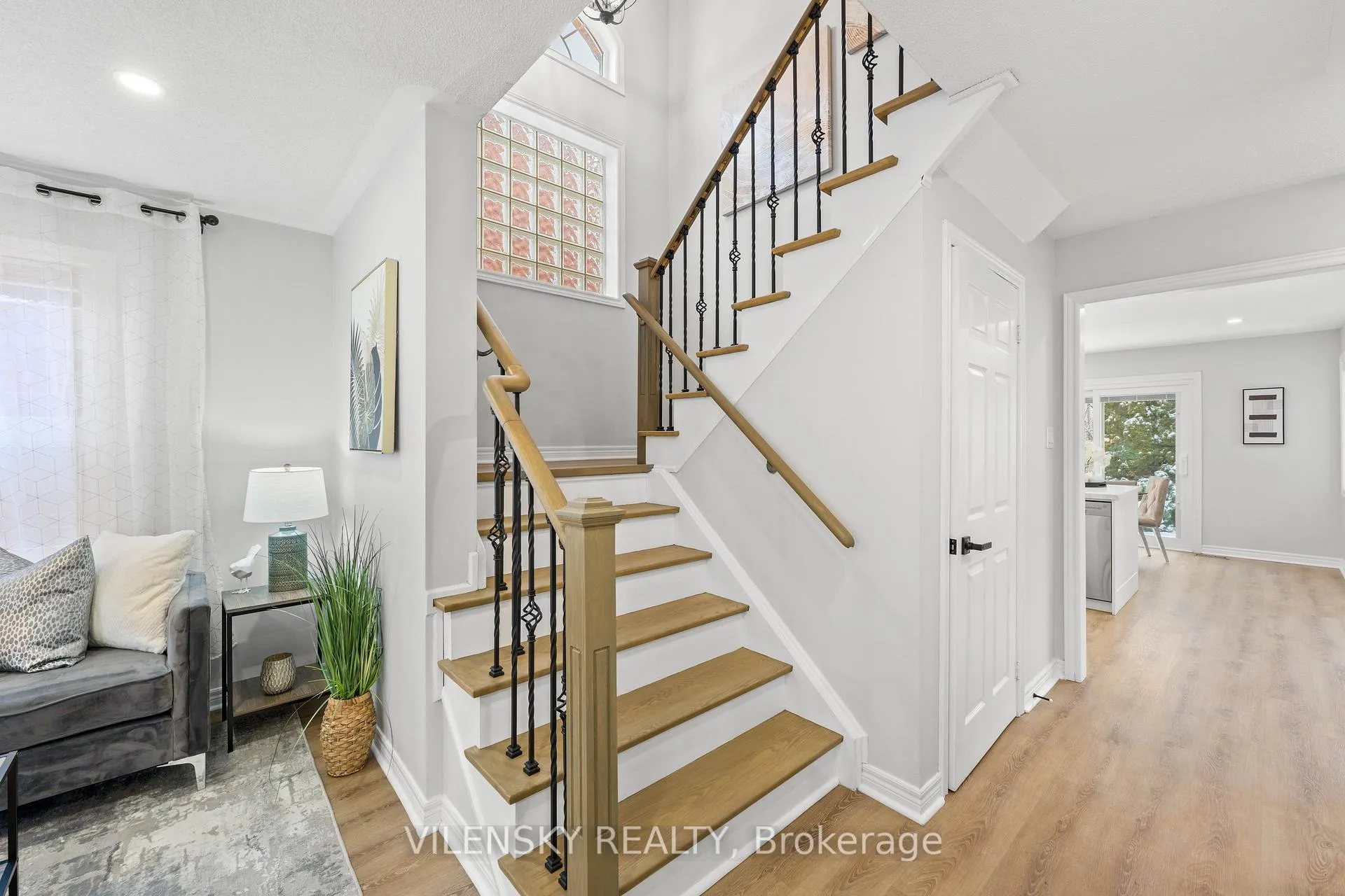 Photo 8 of 55 Queensbridge Drive, Vaughan, Patterson — HOMEH