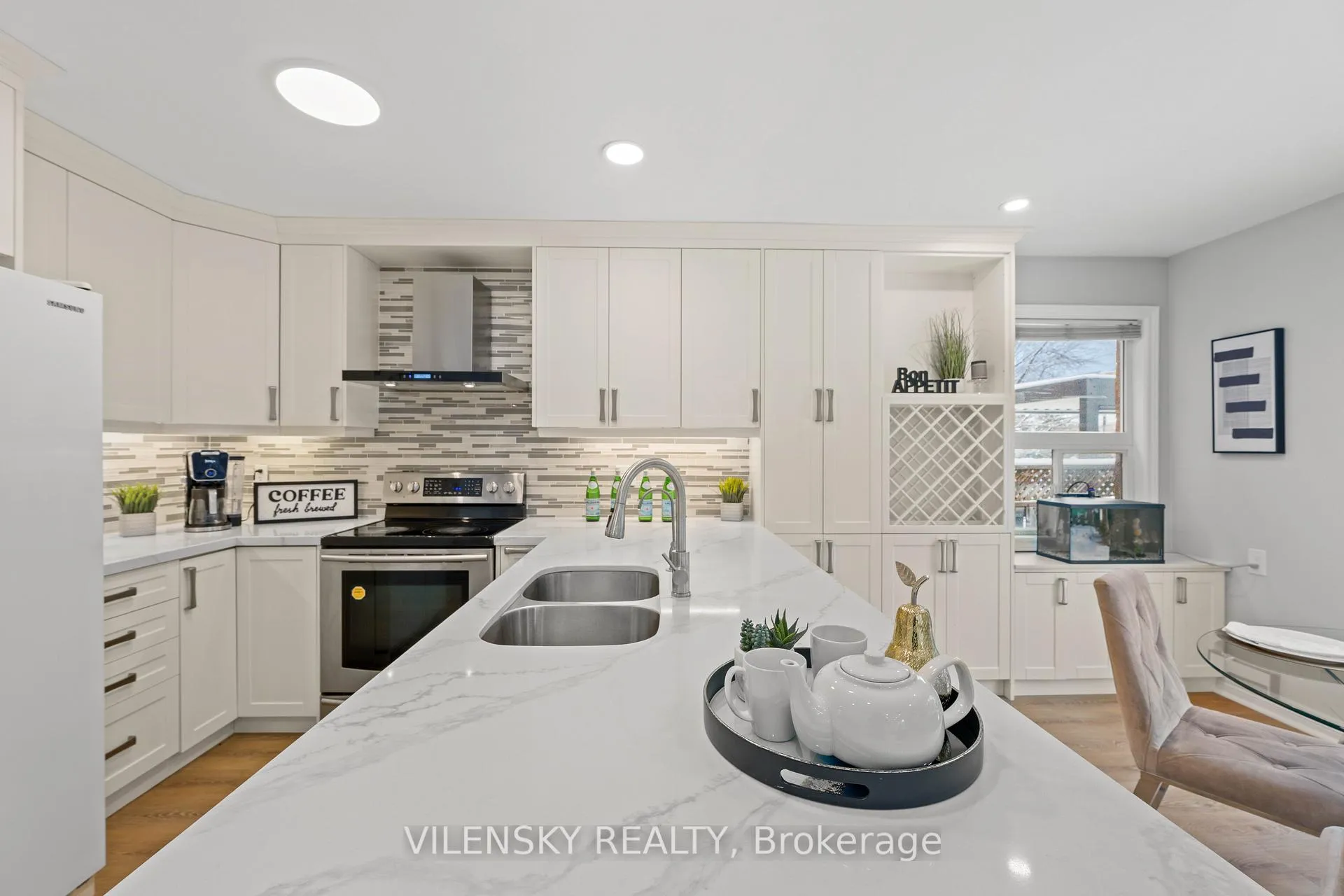 Photo 12 of 55 Queensbridge Drive, Vaughan, Patterson — HOMEH