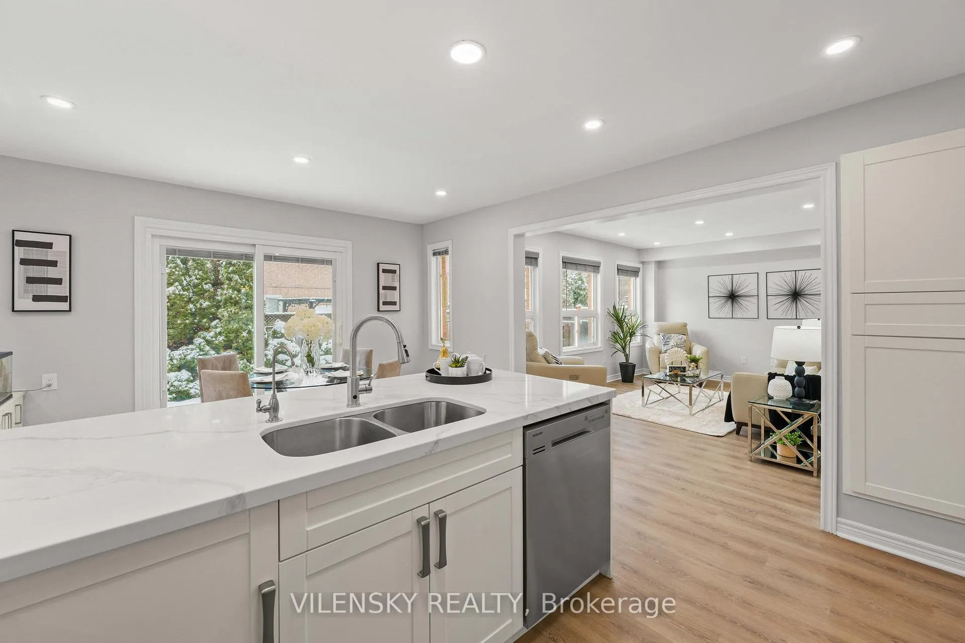 Photo 13 of 55 Queensbridge Drive, Vaughan, Patterson — HOMEH