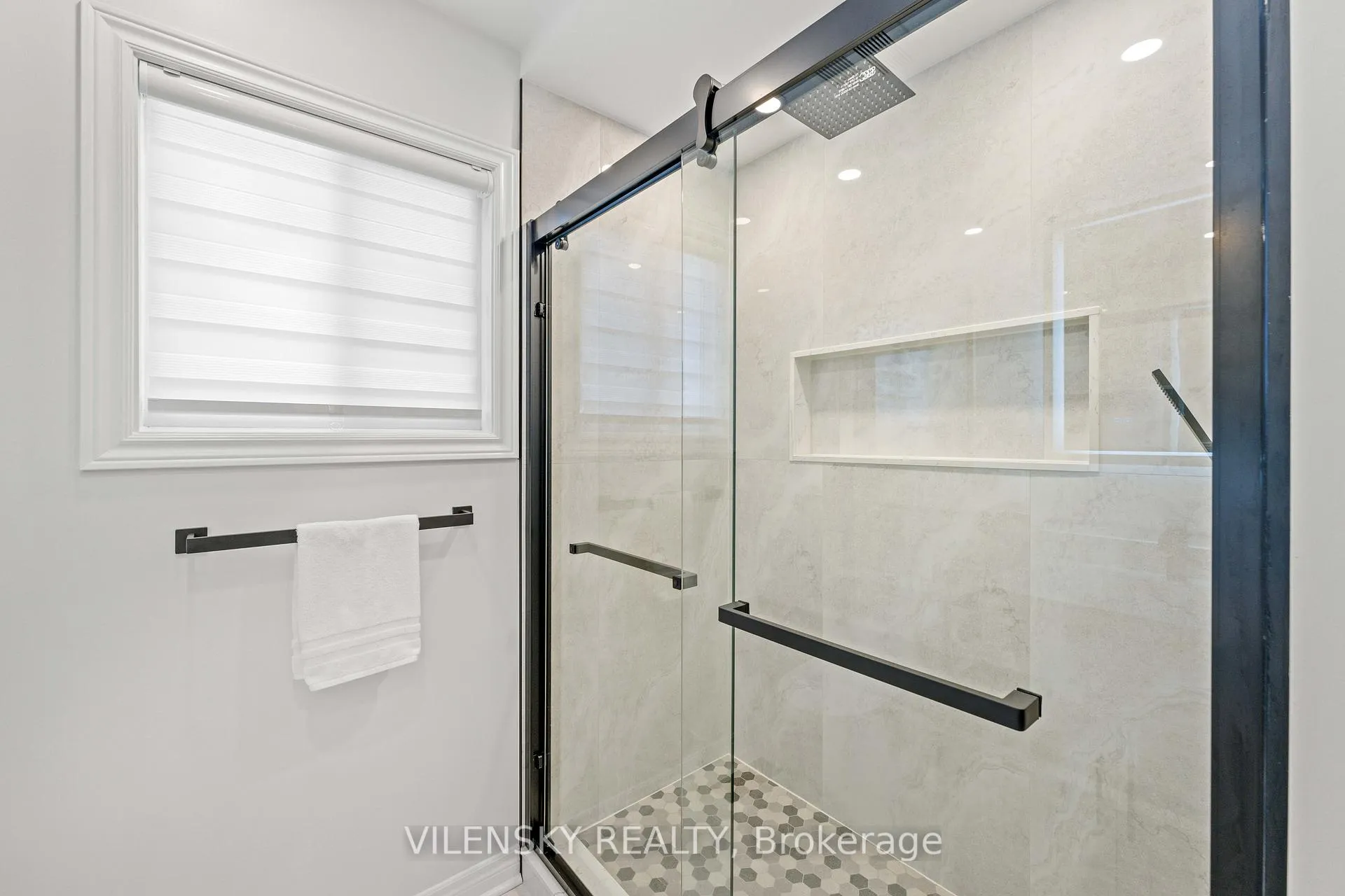 Photo 36 of 55 Queensbridge Drive, Vaughan, Patterson — HOMEH