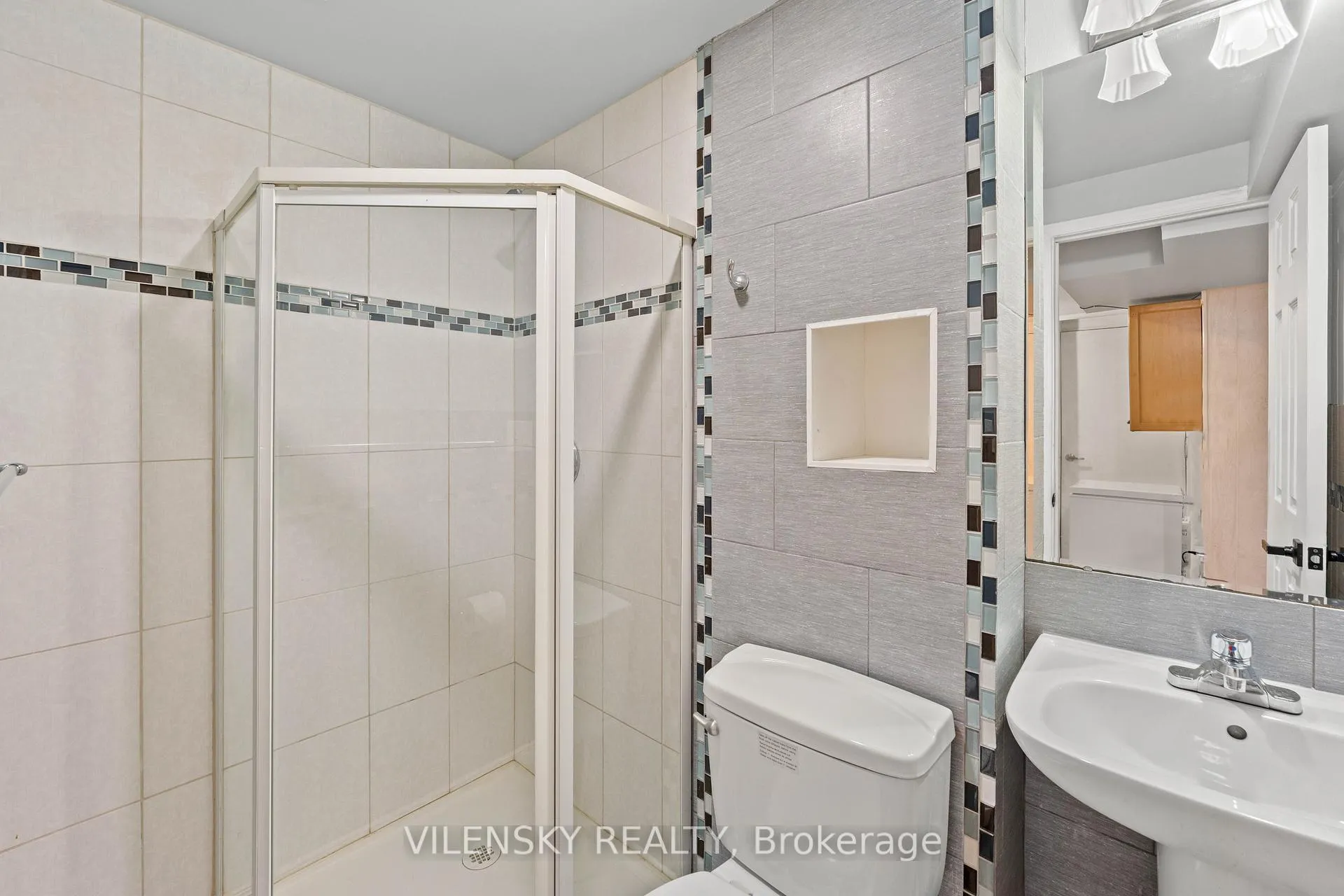 Photo 44 of 55 Queensbridge Drive, Vaughan, Patterson — HOMEH