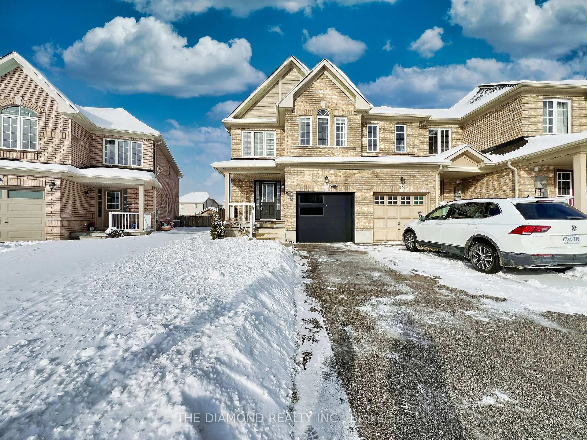 Photo 2 of 18 Lancaster Court, Barrie, Innis-Shore — HOMEH