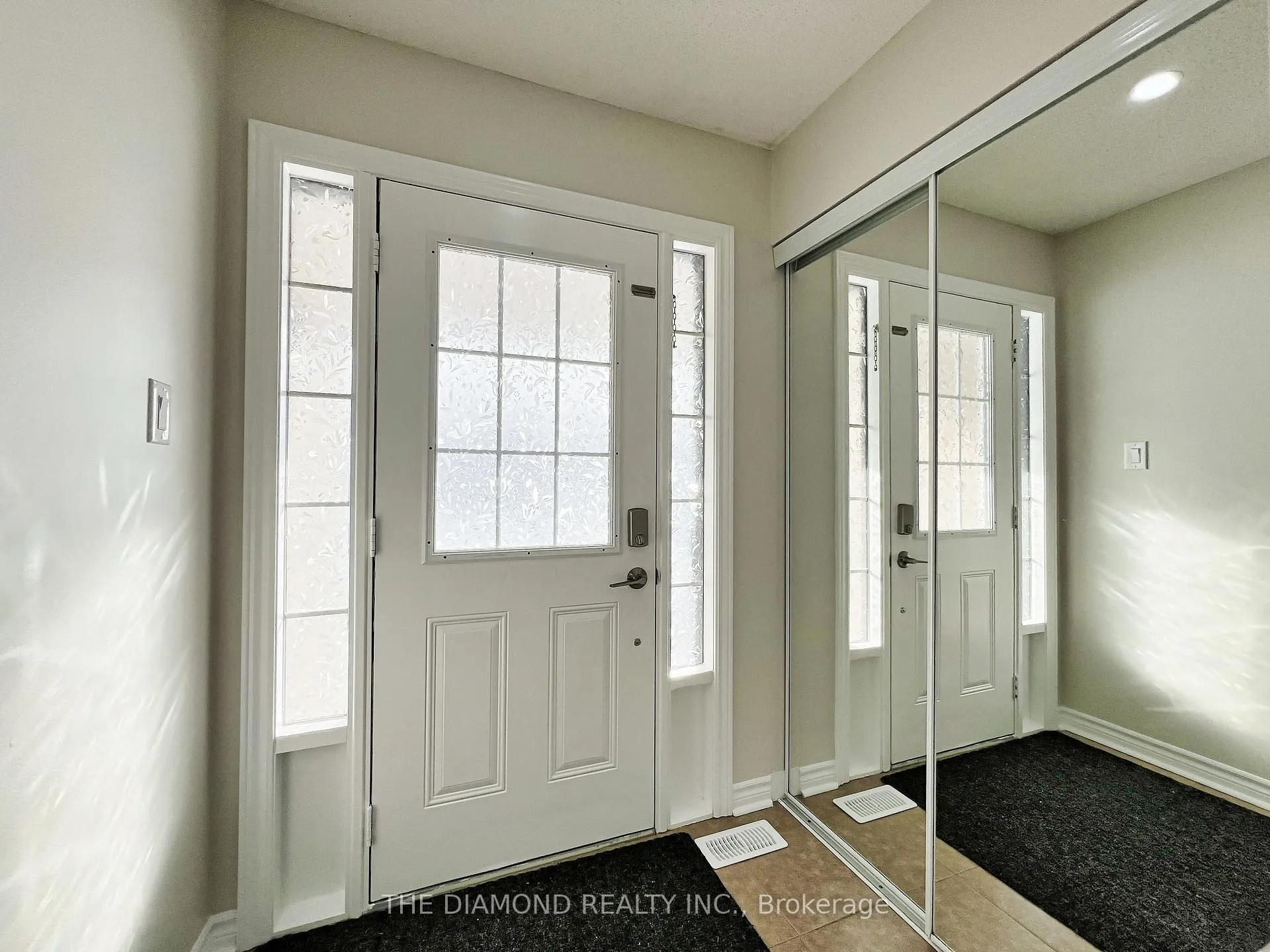 Photo 3 of 18 Lancaster Court, Barrie, Innis-Shore — HOMEH