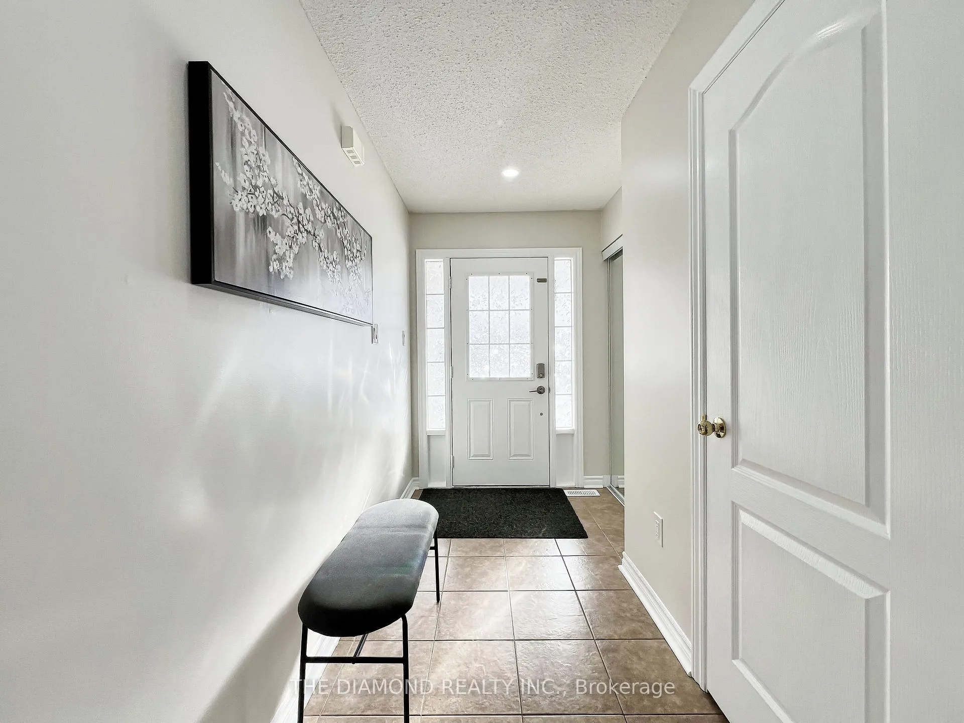 Photo 4 of 18 Lancaster Court, Barrie, Innis-Shore — HOMEH
