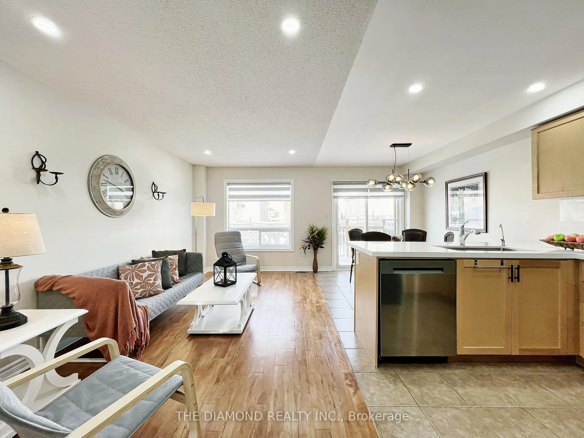 Photo 6 of 18 Lancaster Court, Barrie, Innis-Shore — HOMEH