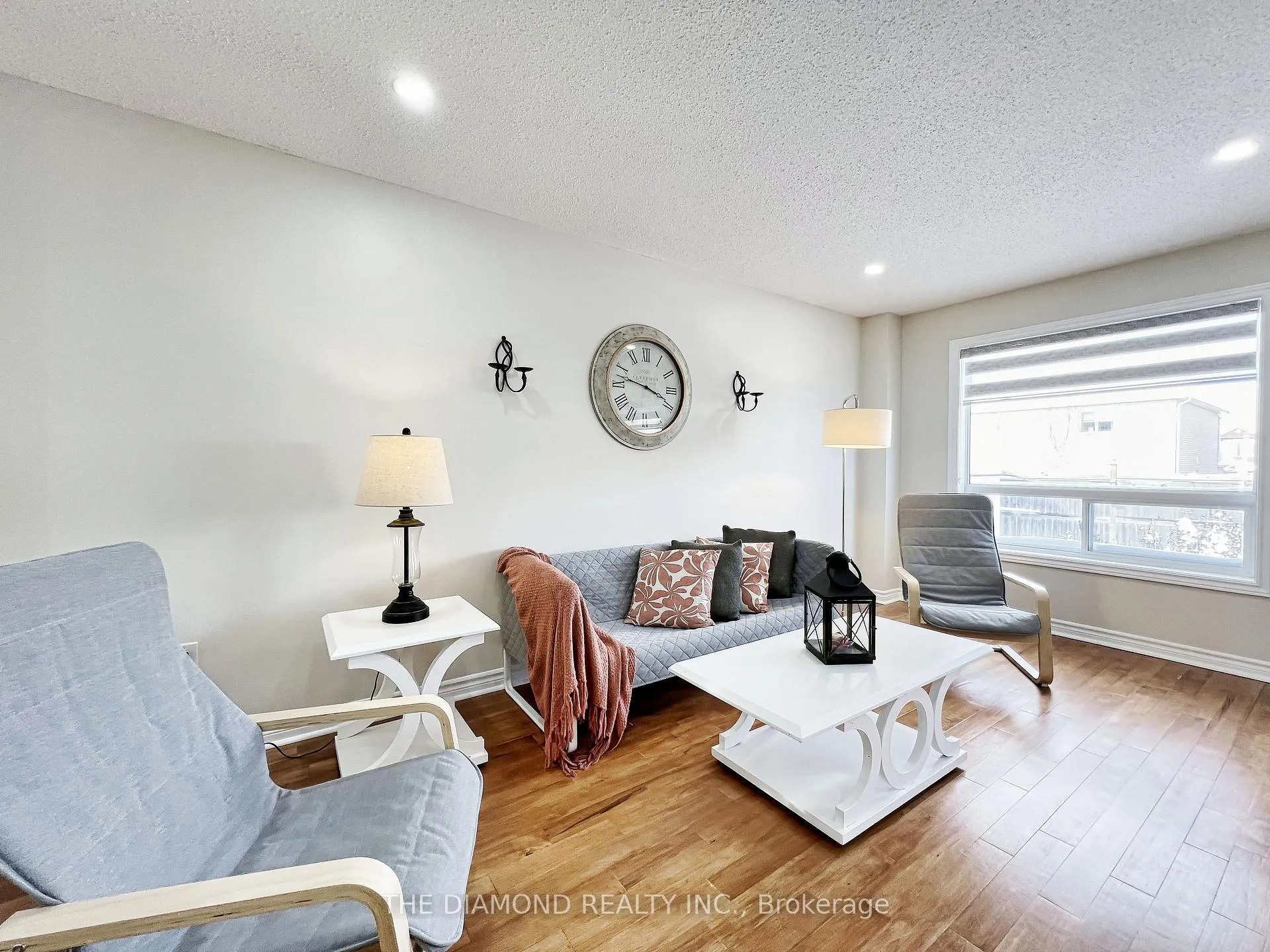 Photo 8 of 18 Lancaster Court, Barrie, Innis-Shore — HOMEH