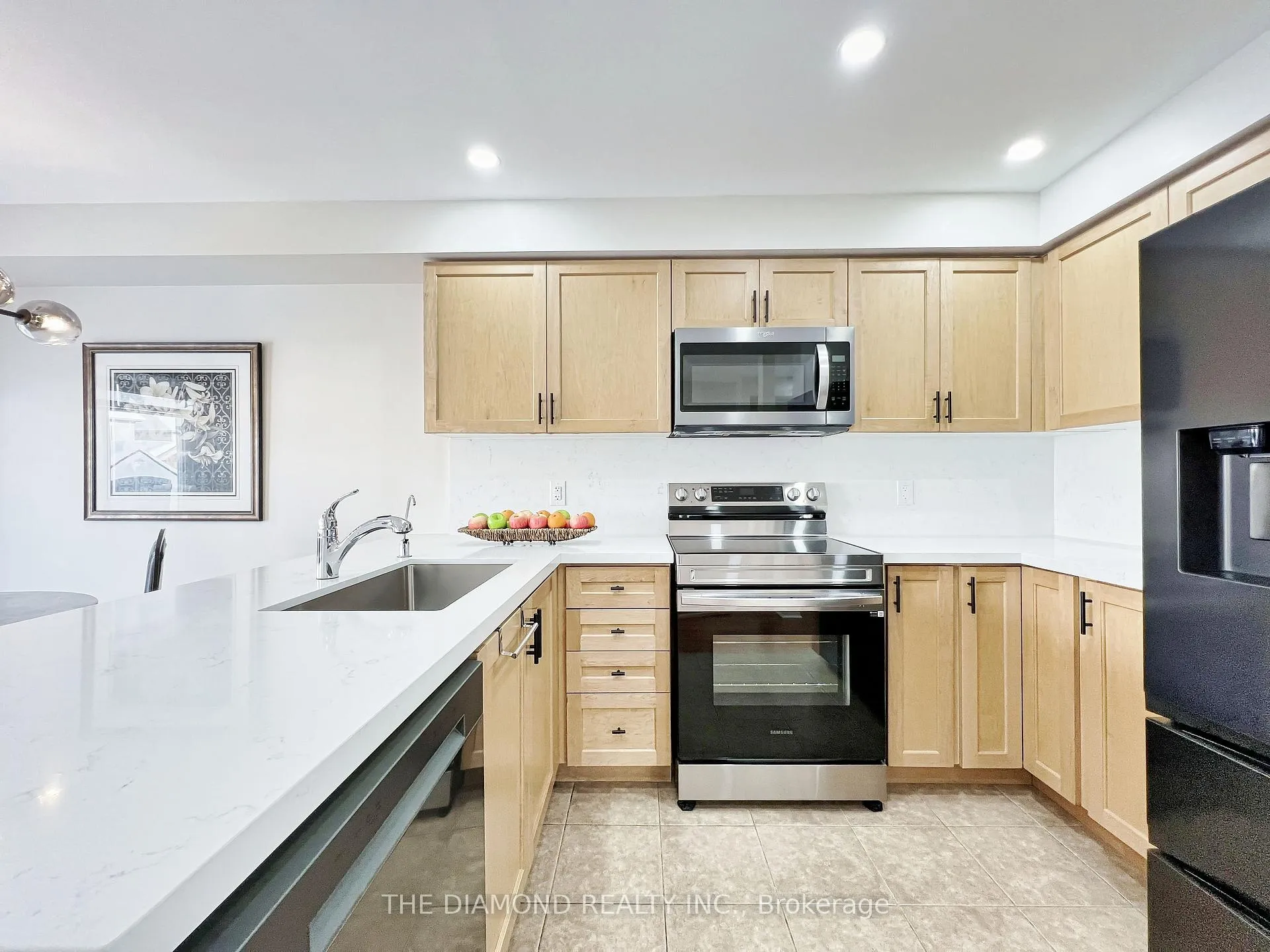 Photo 9 of 18 Lancaster Court, Barrie, Innis-Shore — HOMEH
